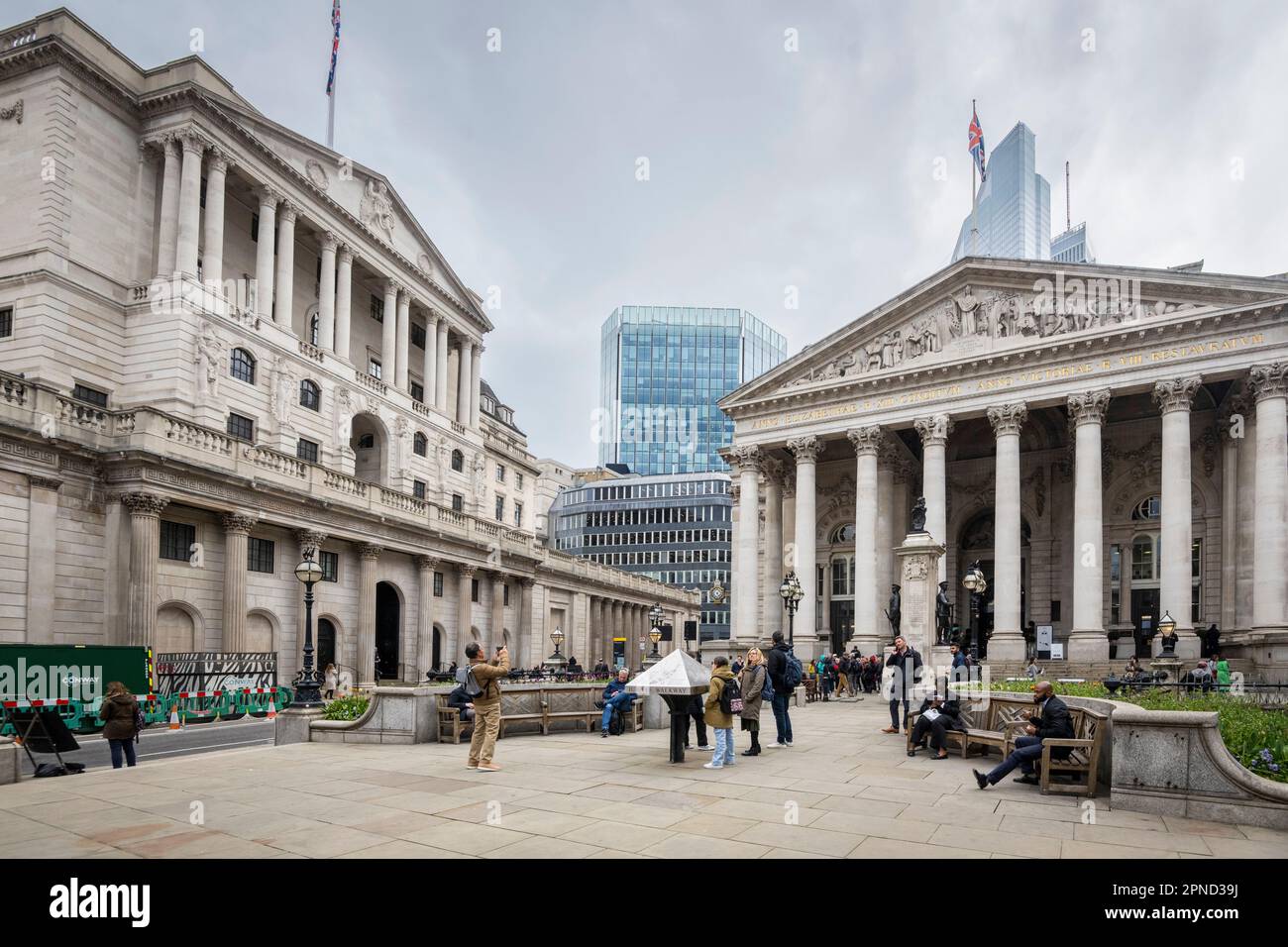 Londra, Regno Unito. 18 aprile 2023. Persone a pranzo fuori dalla Bank of England (L) nella City of London. L'Ufficio per le statistiche nazionali (ONS) ha riferito che i guadagni medi, esclusi i bonus, sono aumentati del 6,6% nei tre mesi fino a febbraio rispetto a un anno fa. Gli economisti hanno commentato che la Banca d’Inghilterra potrebbe alzare i tassi di interesse dall’attuale livello del 4,25% quando la sua commissione per la politica monetaria si riunirà il prossimo 11 maggio per combattere l’inflazione. Credit: Stephen Chung / Alamy Live News Foto Stock