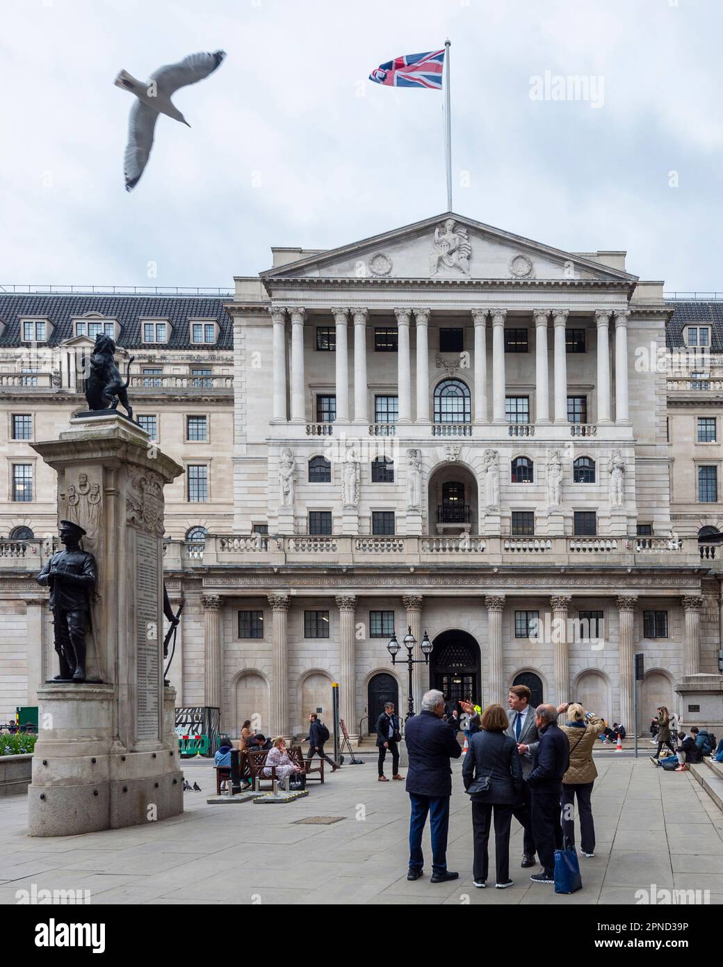 Londra, Regno Unito. 18 aprile 2023. Lavoratori cittadini a pranzo fuori dalla Banca d'Inghilterra nella città di Londra. L'Ufficio per le statistiche nazionali (ONS) ha riferito che i guadagni medi, esclusi i bonus, sono aumentati del 6,6% nei tre mesi fino a febbraio rispetto a un anno fa. Gli economisti hanno commentato che la Banca d’Inghilterra potrebbe alzare i tassi di interesse dall’attuale livello del 4,25% quando la sua commissione per la politica monetaria si riunirà il prossimo 11 maggio per combattere l’inflazione. Credit: Stephen Chung / Alamy Live News Foto Stock