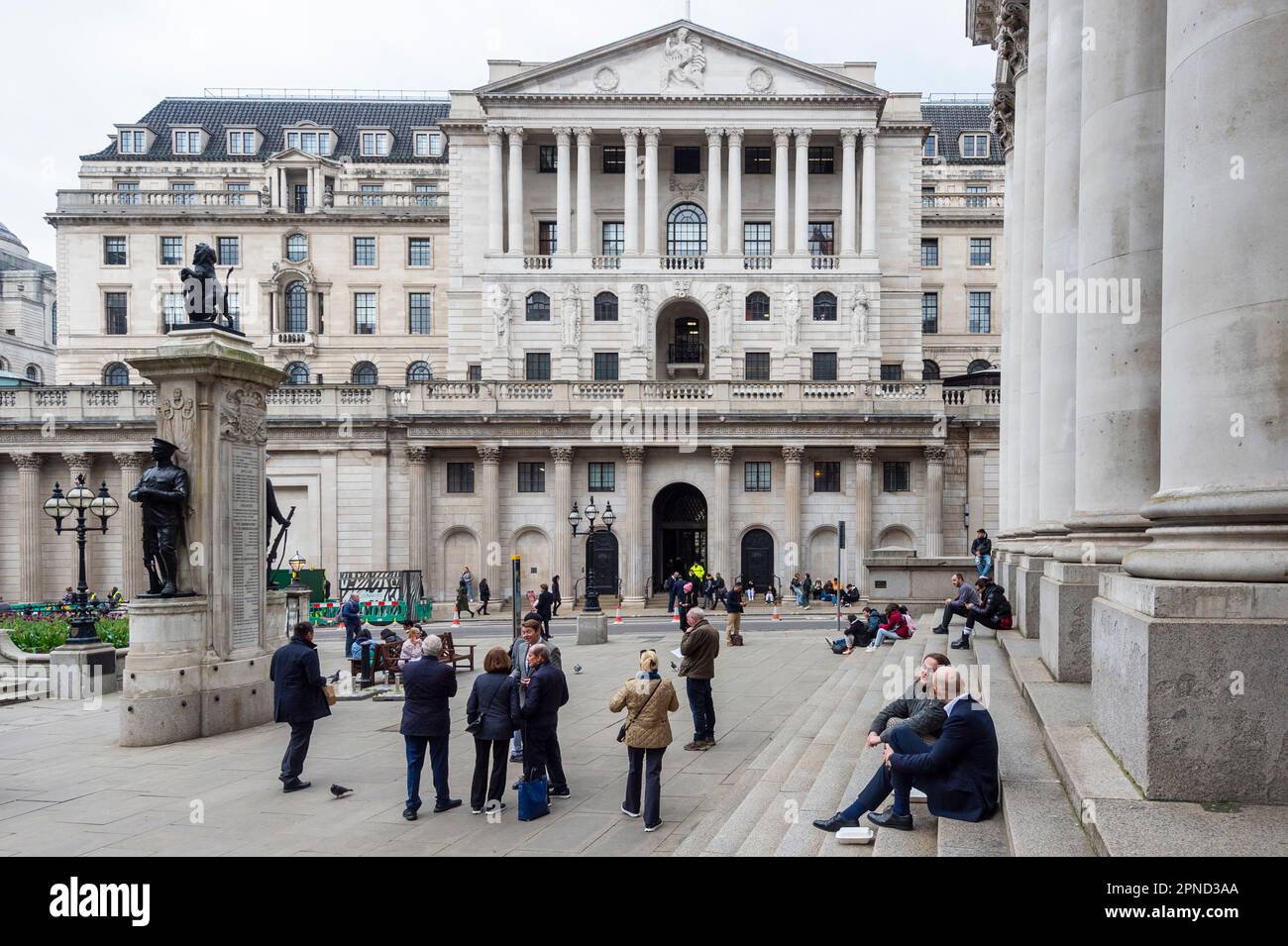 Londra, Regno Unito. 18 aprile 2023. Lavoratori cittadini a pranzo fuori dalla Banca d'Inghilterra nella città di Londra. L'Ufficio per le statistiche nazionali (ONS) ha riferito che i guadagni medi, esclusi i bonus, sono aumentati del 6,6% nei tre mesi fino a febbraio rispetto a un anno fa. Gli economisti hanno commentato che la Banca d’Inghilterra potrebbe alzare i tassi di interesse dall’attuale livello del 4,25% quando la sua commissione per la politica monetaria si riunirà il prossimo 11 maggio per combattere l’inflazione. Credit: Stephen Chung / Alamy Live News Foto Stock