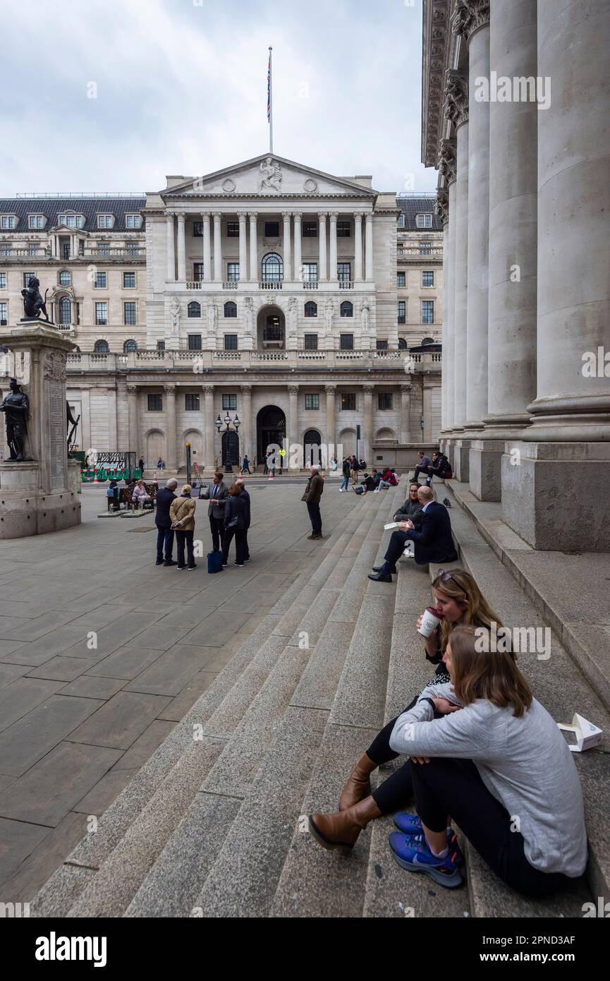 Londra, Regno Unito. 18 aprile 2023. Lavoratori cittadini a pranzo fuori dalla Banca d'Inghilterra nella città di Londra. L'Ufficio per le statistiche nazionali (ONS) ha riferito che i guadagni medi, esclusi i bonus, sono aumentati del 6,6% nei tre mesi fino a febbraio rispetto a un anno fa. Gli economisti hanno commentato che la Banca d’Inghilterra potrebbe alzare i tassi di interesse dall’attuale livello del 4,25% quando la sua commissione per la politica monetaria si riunirà il prossimo 11 maggio per combattere l’inflazione. Credit: Stephen Chung / Alamy Live News Foto Stock
