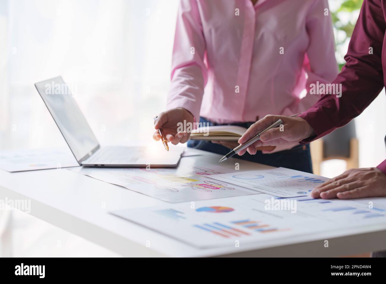 Gruppo di diverse discussioni Creative sull'analisi dei dati rapporto finanziario e nuovo progetto di start up, discussione dei grafici e grafici, Business Foto Stock