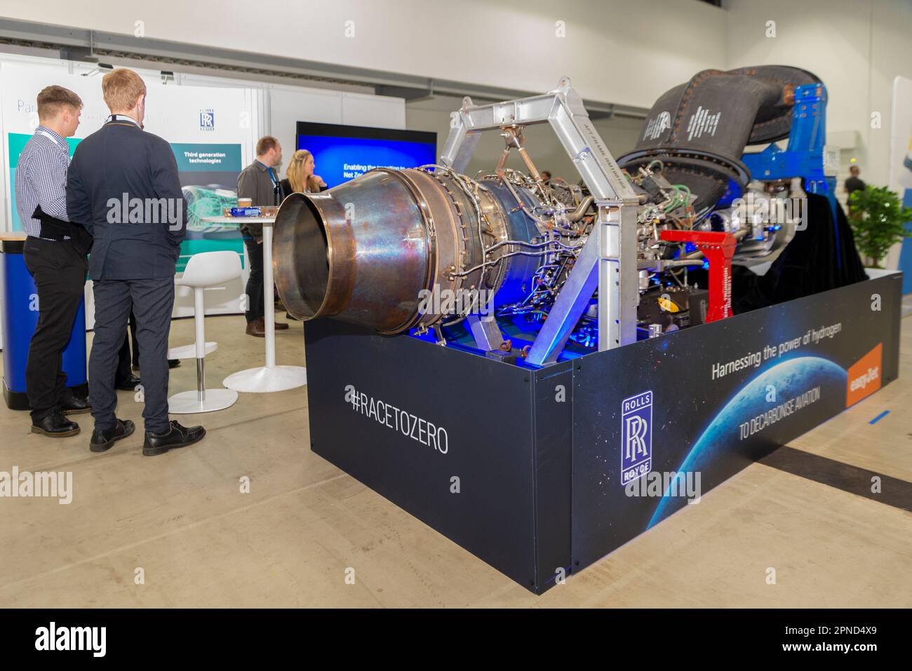Rolls-Royce AE 2100-A da cui sarà sviluppato un motore per funzionare esclusivamente su idrogeno al Sustainable Skies World Summit di Farnborough Foto Stock