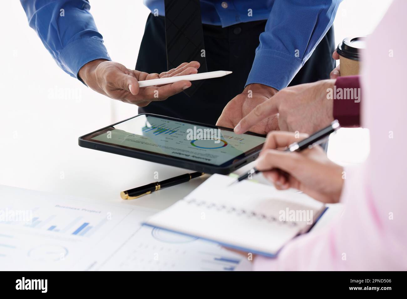 Primo piano di colleghi diversi riuniscono il brainstorming discutere le statistiche finanziarie durante la riunione dell'ufficio. Finanza, lavoro di squadra, grafici dei big data grafici grafici concetto Foto Stock