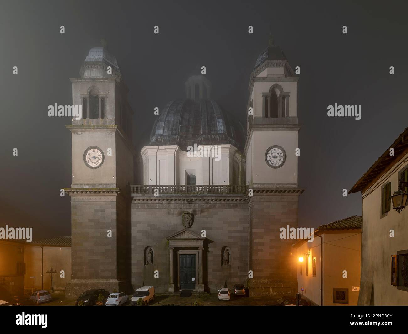 Vista notturna della Cattedrale di Santa Margherita, centro storico di Montefiascone, Italia Foto Stock