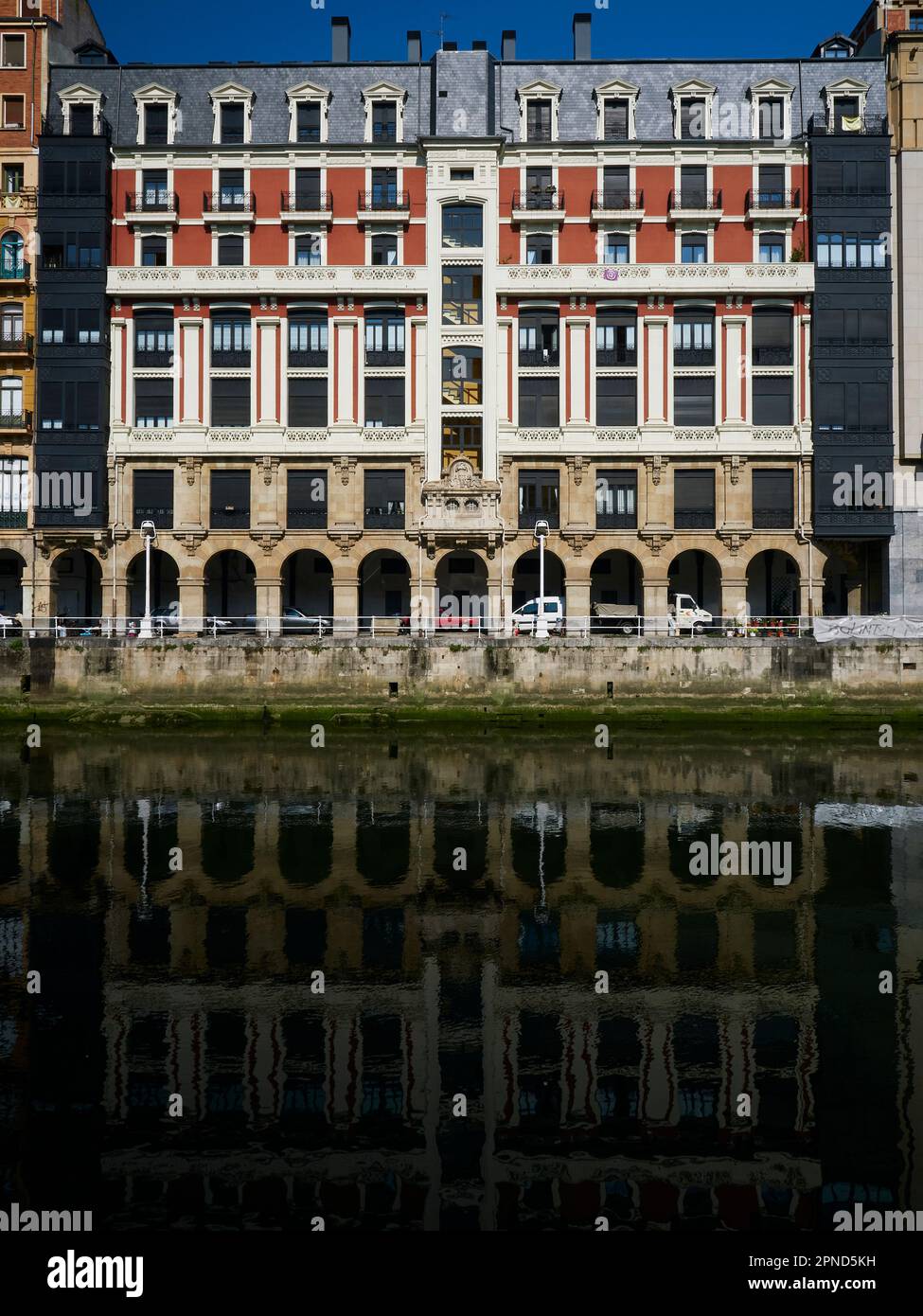 Edificio tradizionale di Bilbao vicino al fiume Foto Stock