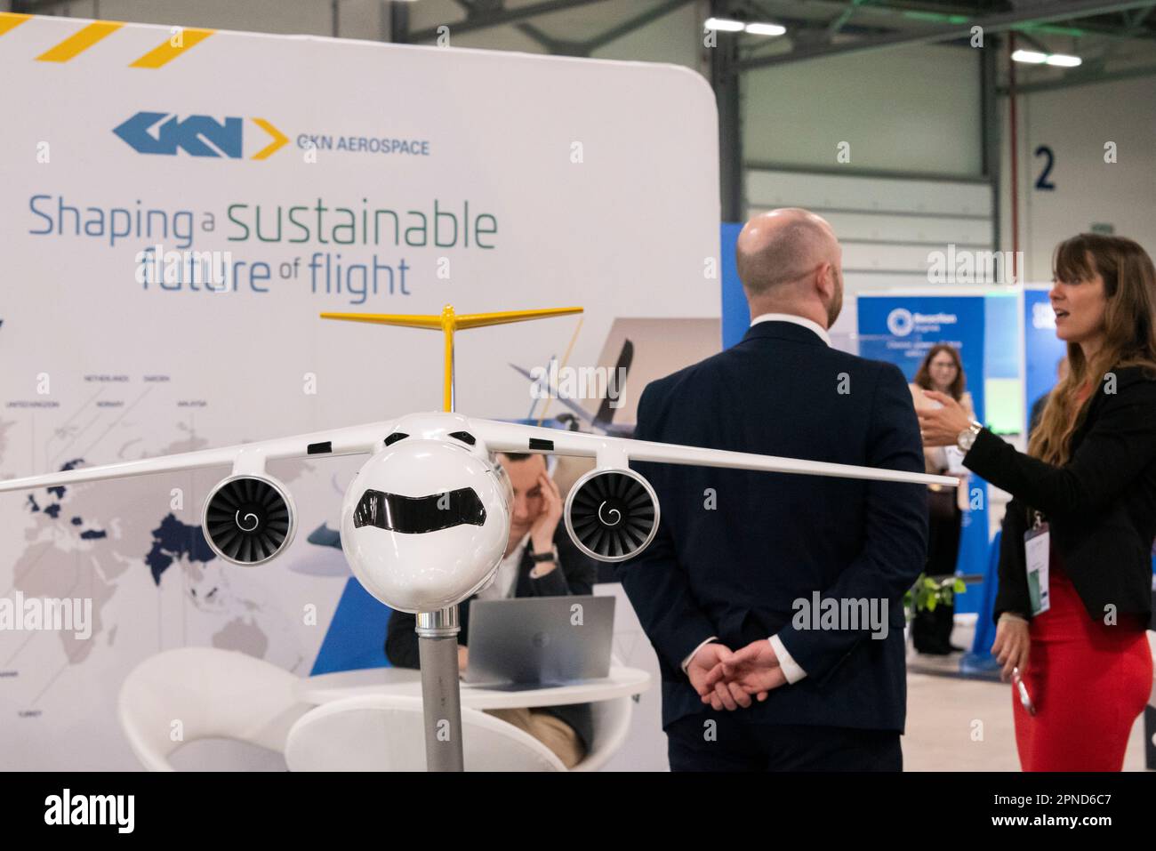 GKN Aerospace stand al Sustainable Skies World Summit di Farnborough, Regno Unito. H2Gear piano modello del sistema di propulsione elettrico a idrogeno proposto Foto Stock