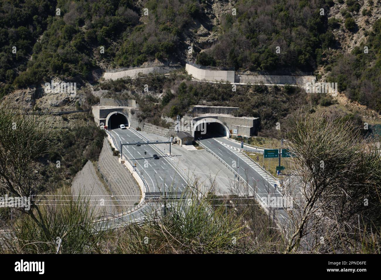 Ingresso/uscita del tunnel autostradale fuori Metsova in primavera Foto Stock