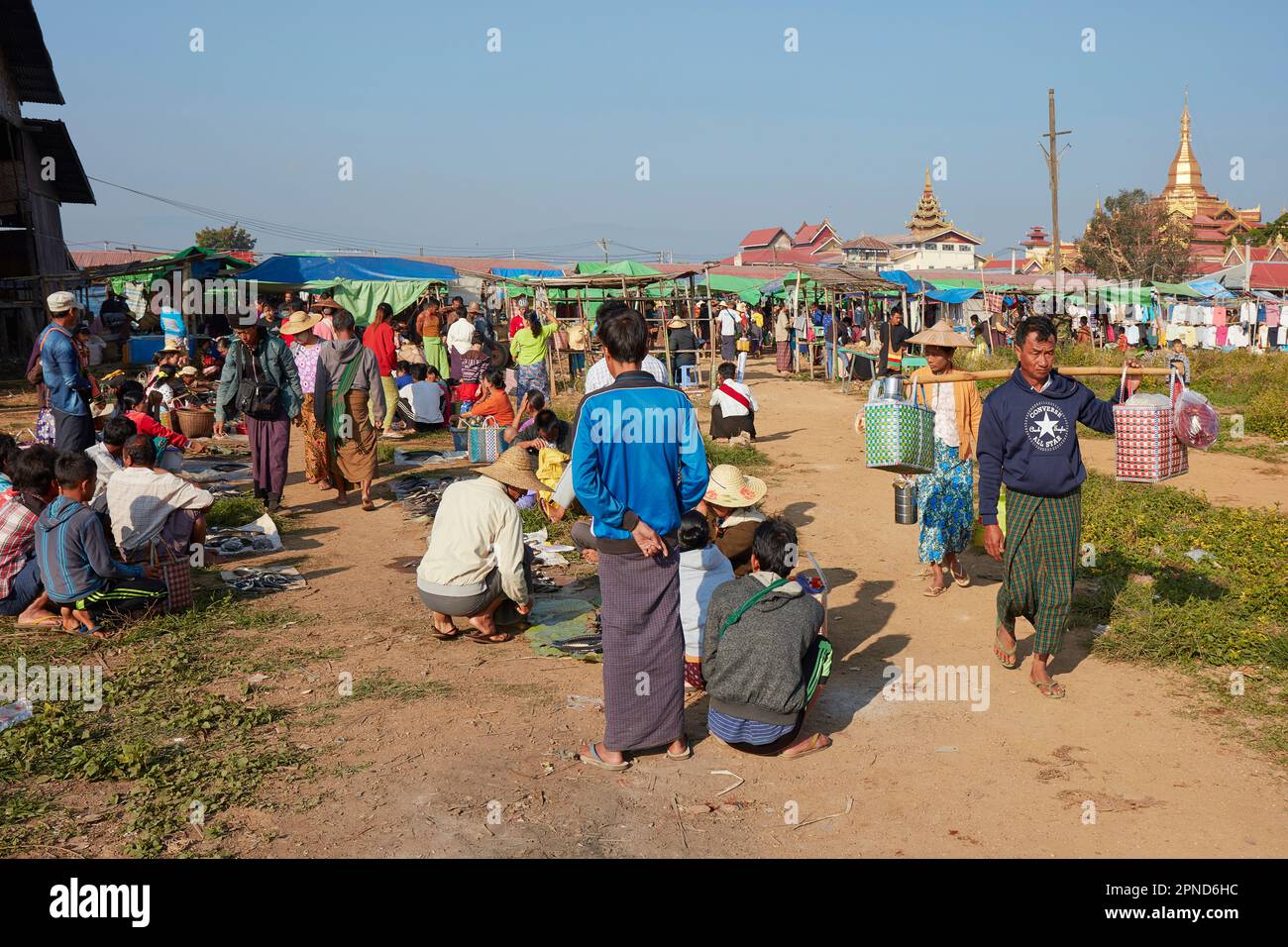 Gente che commerciava in un mercato di strada di Inle Lake, Stato di Shan, Myanmar. Foto Stock