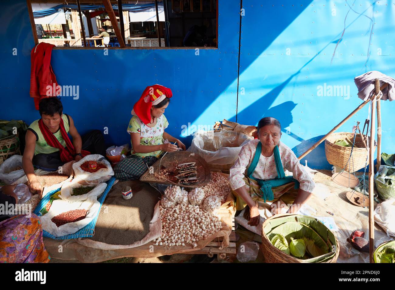 Mercanti in un mercato di strada di Inle Lake, Stato di Shan, Myanmar. Foto Stock