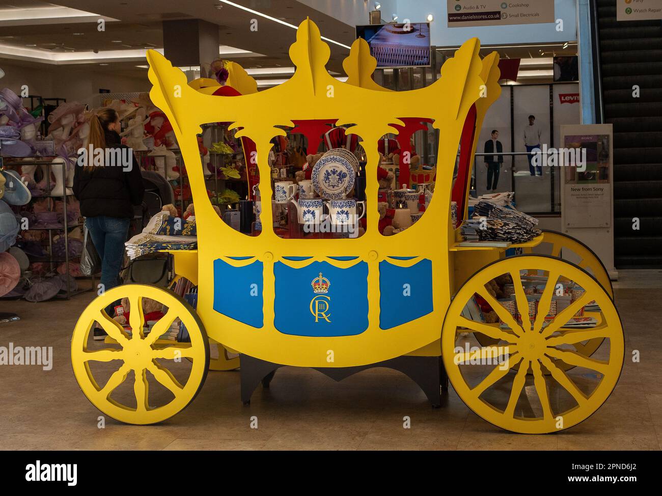 Windsor, Berkshire, Regno Unito. 18th aprile 2023. Mostra presso il negozio Daniel Department. La città di Windsor, nel Berkshire, si sta preparando per l'incoronazione di Re Carlo III I negozi stanno vendendo la bandiera di Union Jack e i regali di incoronazione. Domenica 7th maggio 2023, presso il Castello di Windsor si terrà un concerto costellato di stelle. Credit: Maureen McLean/Alamy Live News Foto Stock