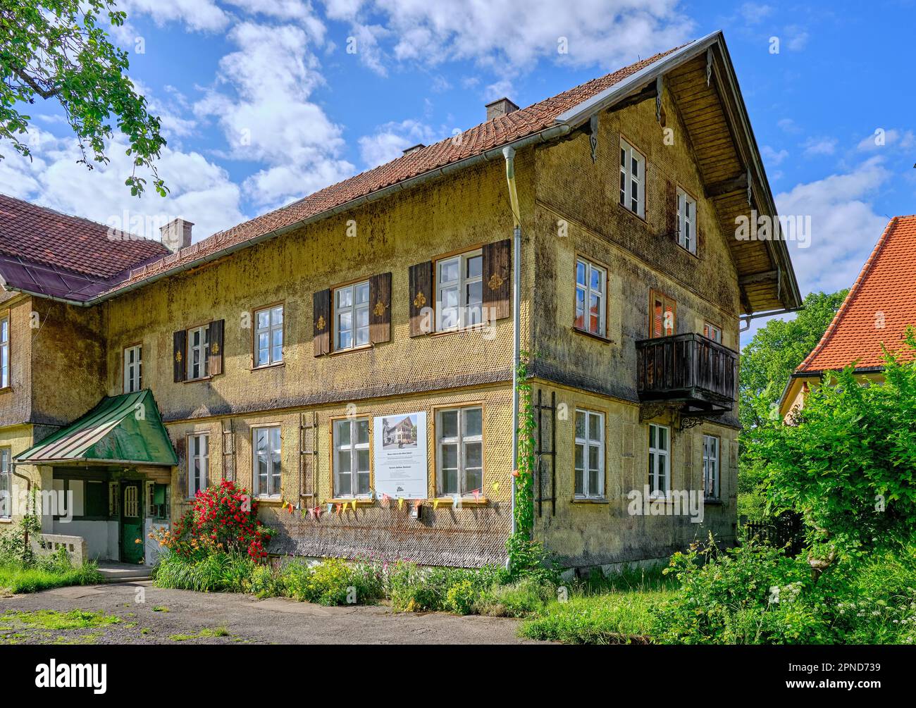 Edificio storico e patrimonio culturale, la vecchia scuola di Bühl am Alpsee, Immenstadt im Allgäu, Baviera, Germania, Europa. Foto Stock