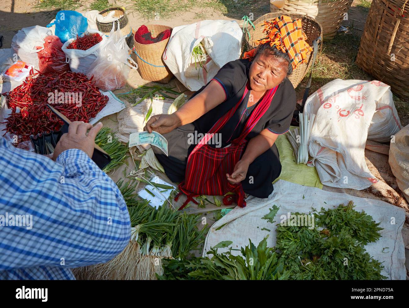 Un venditore locale che commerciava in un mercato di strada di Inle Lake, Stato di Shan, Myanmar. Foto Stock