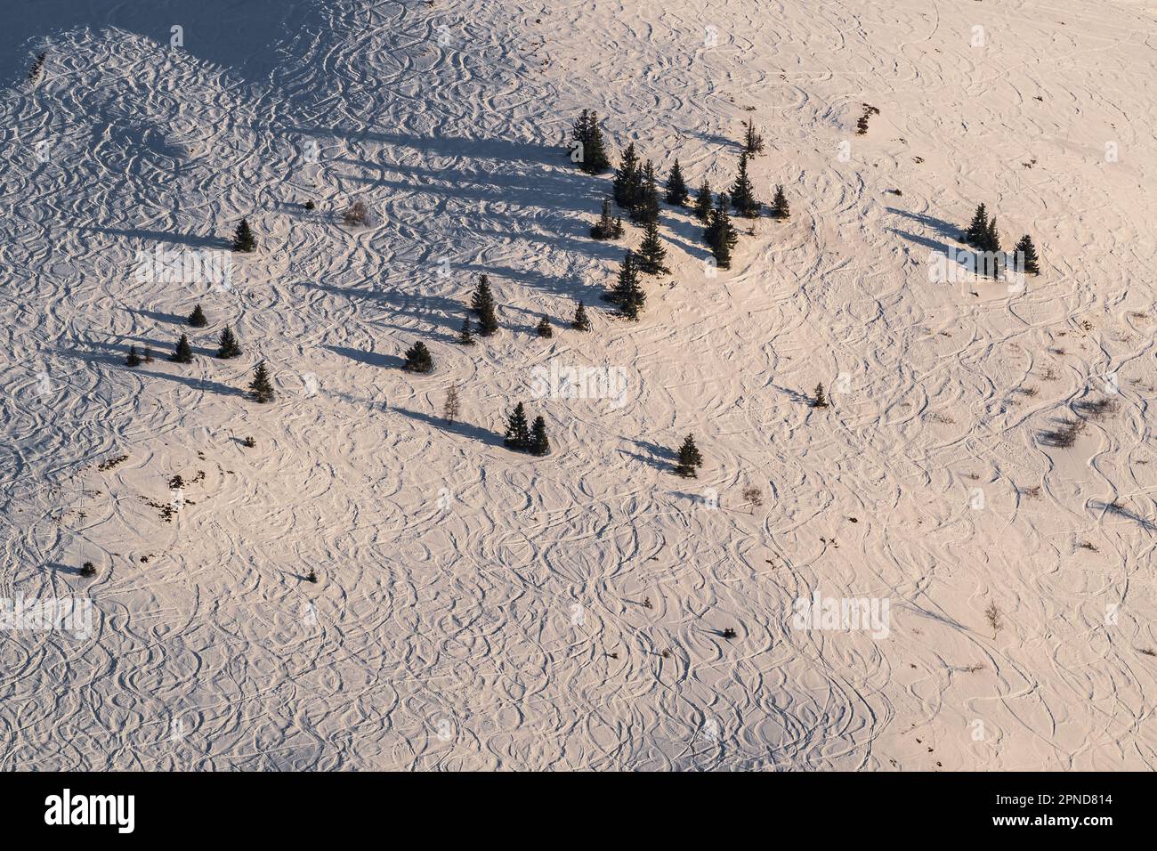 Piste di slalom nella neve su una montagna nella località sciistica di Alpe D'Huez - Francia Foto Stock