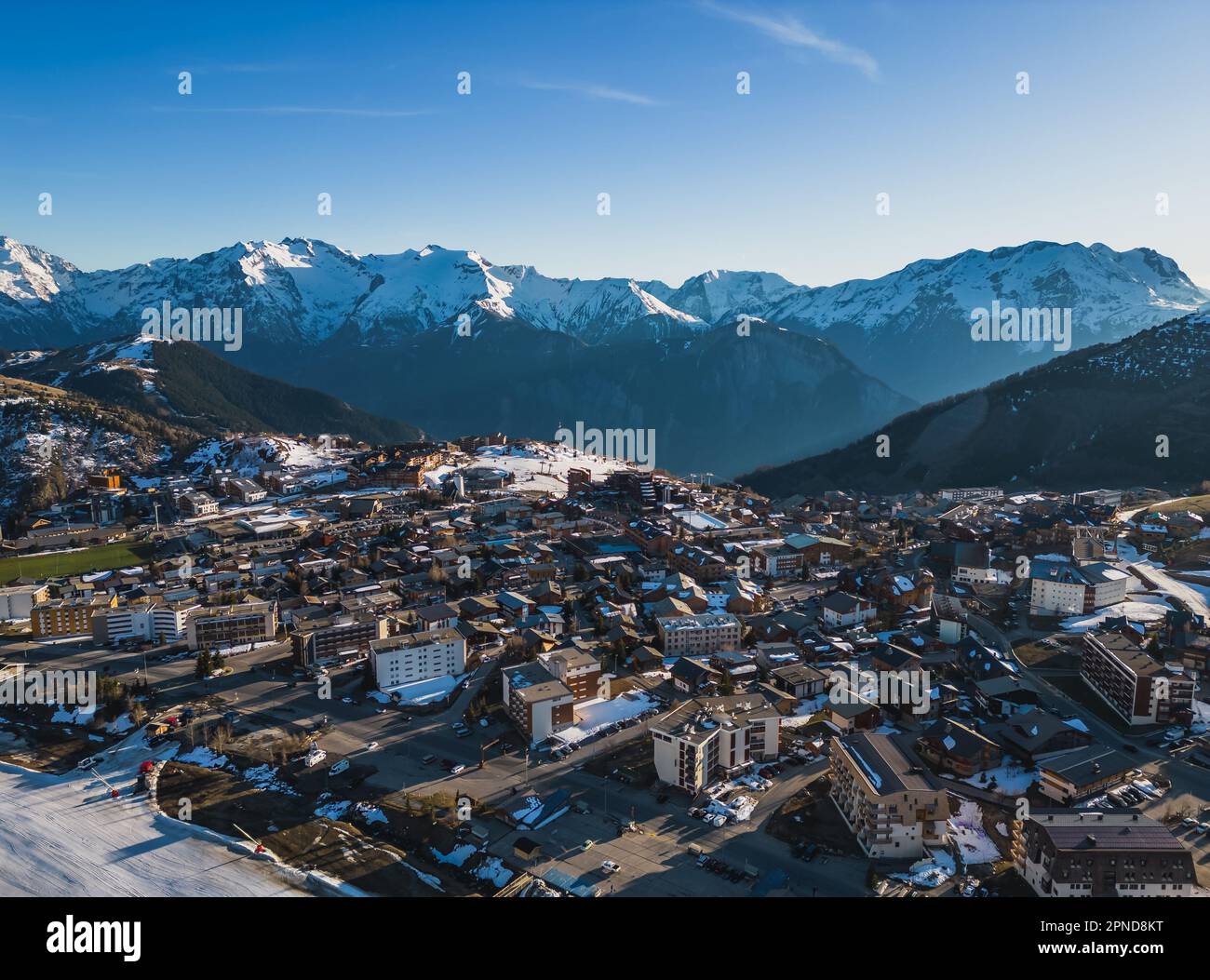 Vista panoramica sui droni del paesaggio e della stazione sciistica nelle Alpi francesi, Alpe D'Huez, Francia - Europa Foto Stock