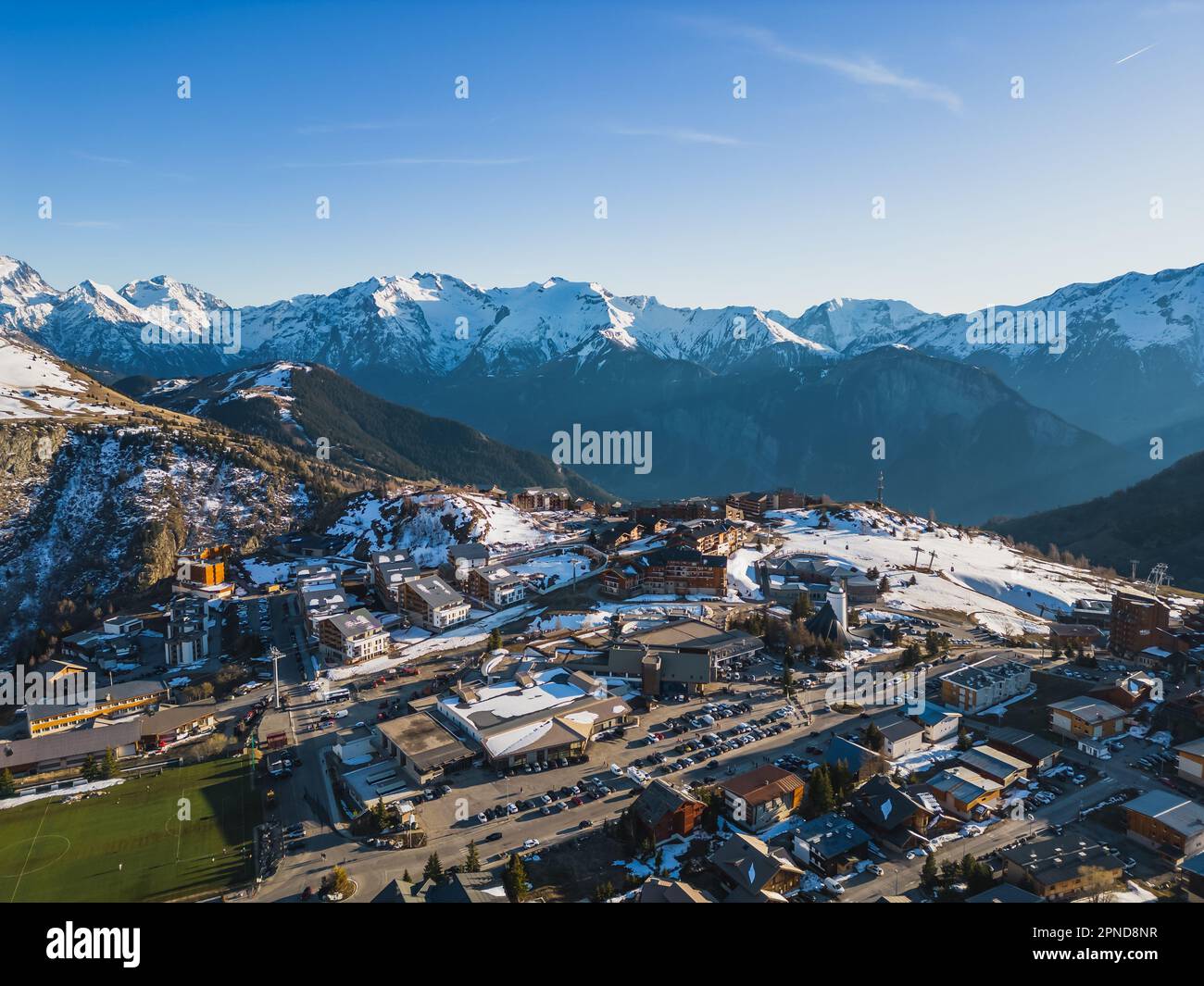 Vista panoramica sui droni del paesaggio e della stazione sciistica nelle Alpi francesi, Alpe D'Huez, Francia - Europa Foto Stock