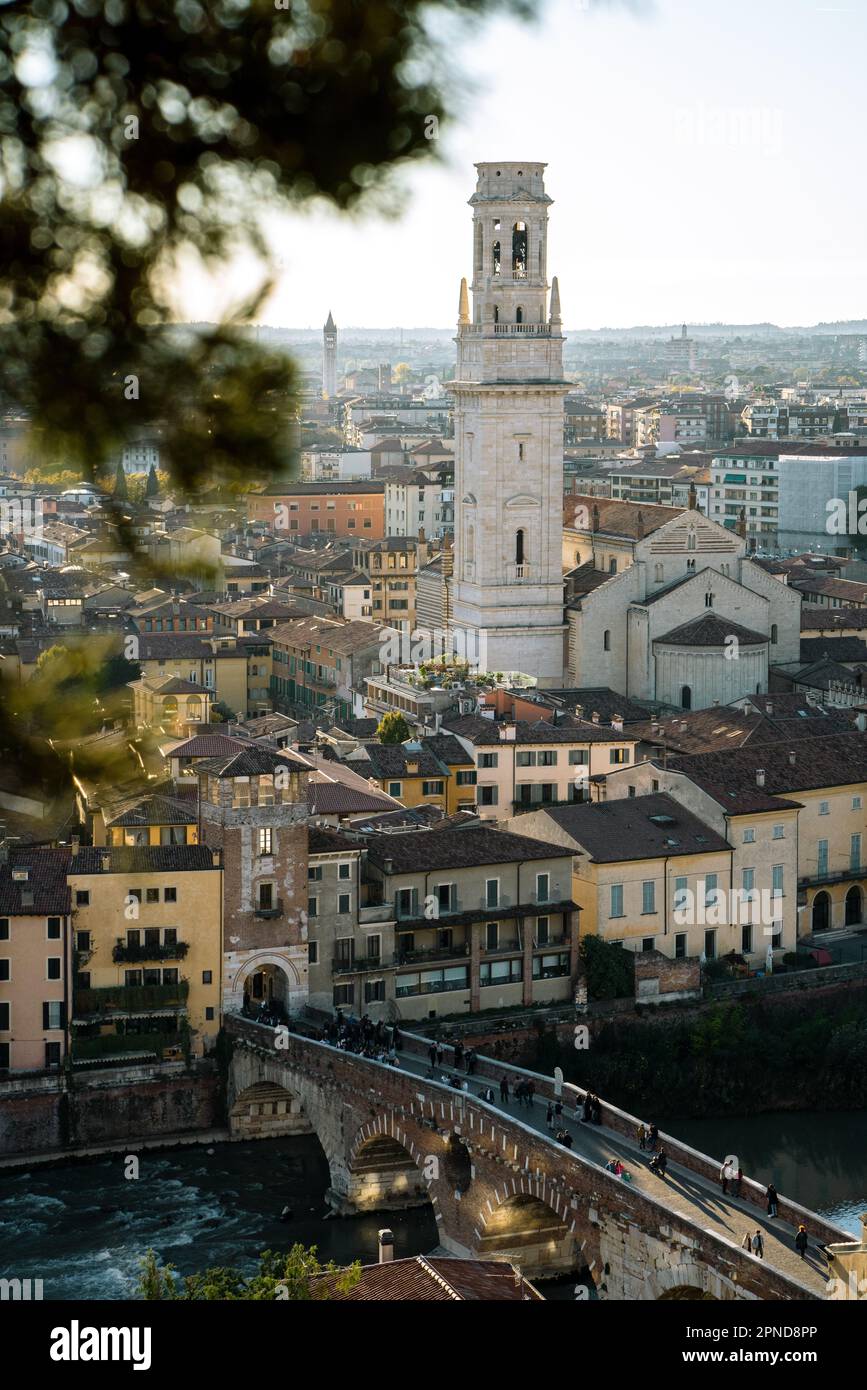 Si tratta di tre visioni in tre diverse situazioni di luce della famosa 'Torre dei Lamberti' di Verona. Foto Stock