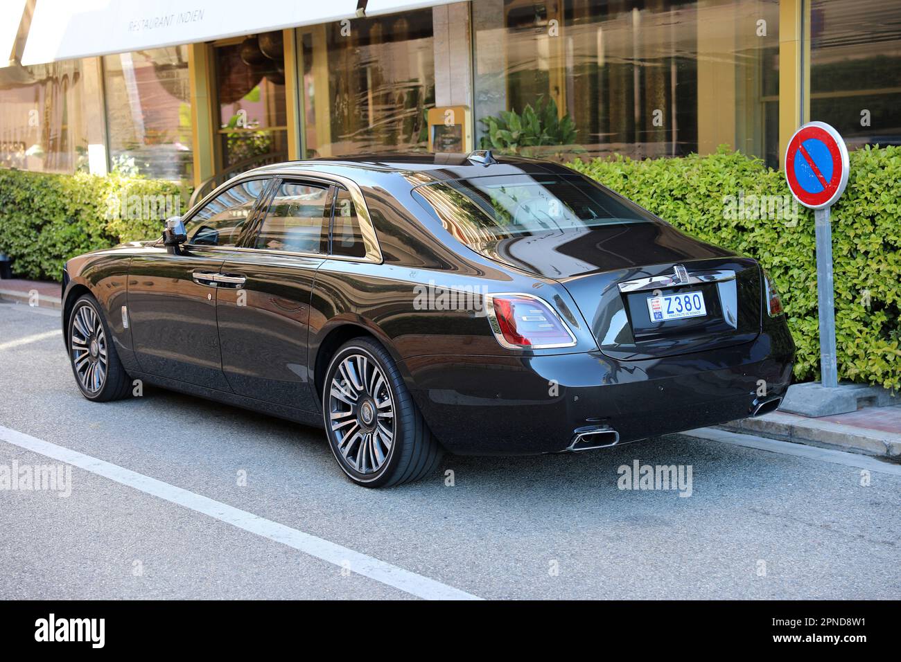 Monte-Carlo, Monaco - 16 aprile 2023: Un accattivante lusso nero Rolls-Royce, catturato in una vista da 3/4° angolo posteriore, parcheggiato vicino al ristorante indiano Maya Jah Foto Stock
