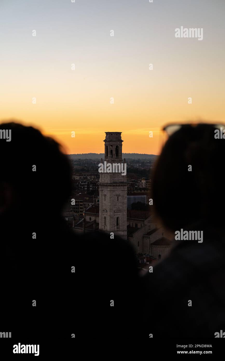 Si tratta di tre visioni in tre diverse situazioni di luce della famosa 'Torre dei Lamberti' di Verona. Foto Stock