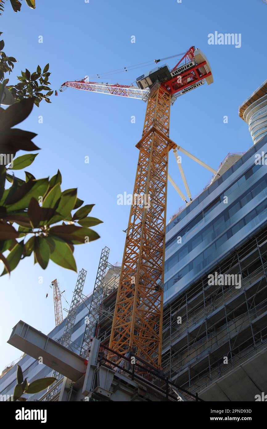 Monte-Carlo, Monaco - 16 aprile 2023: Ripresa verticale di una gru da cantiere Liebherr, che costruisce un grattacielo ultramoderno a Monte Carlo, Mona Foto Stock