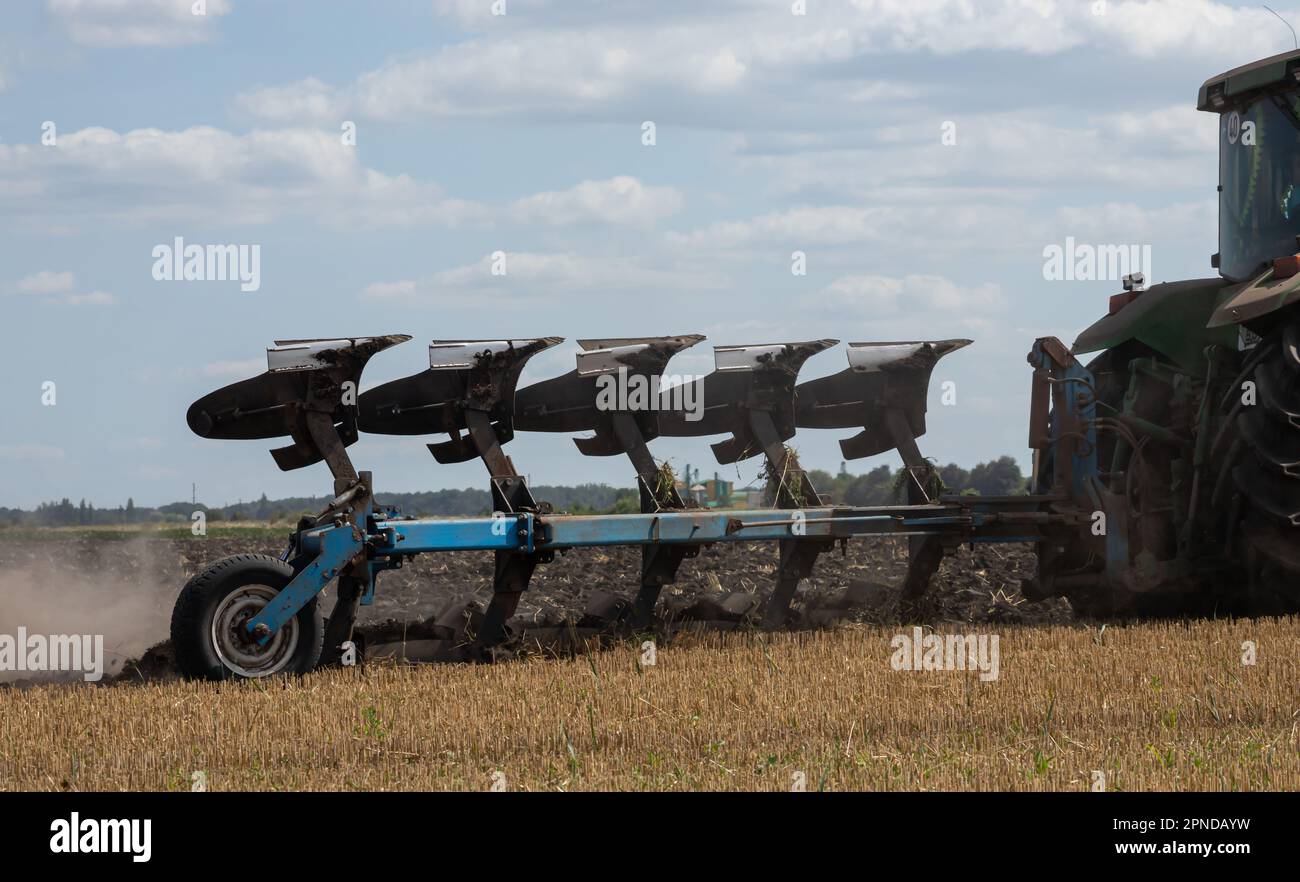 Trattore agricolo che arava un campo prima della semina. Foto Stock