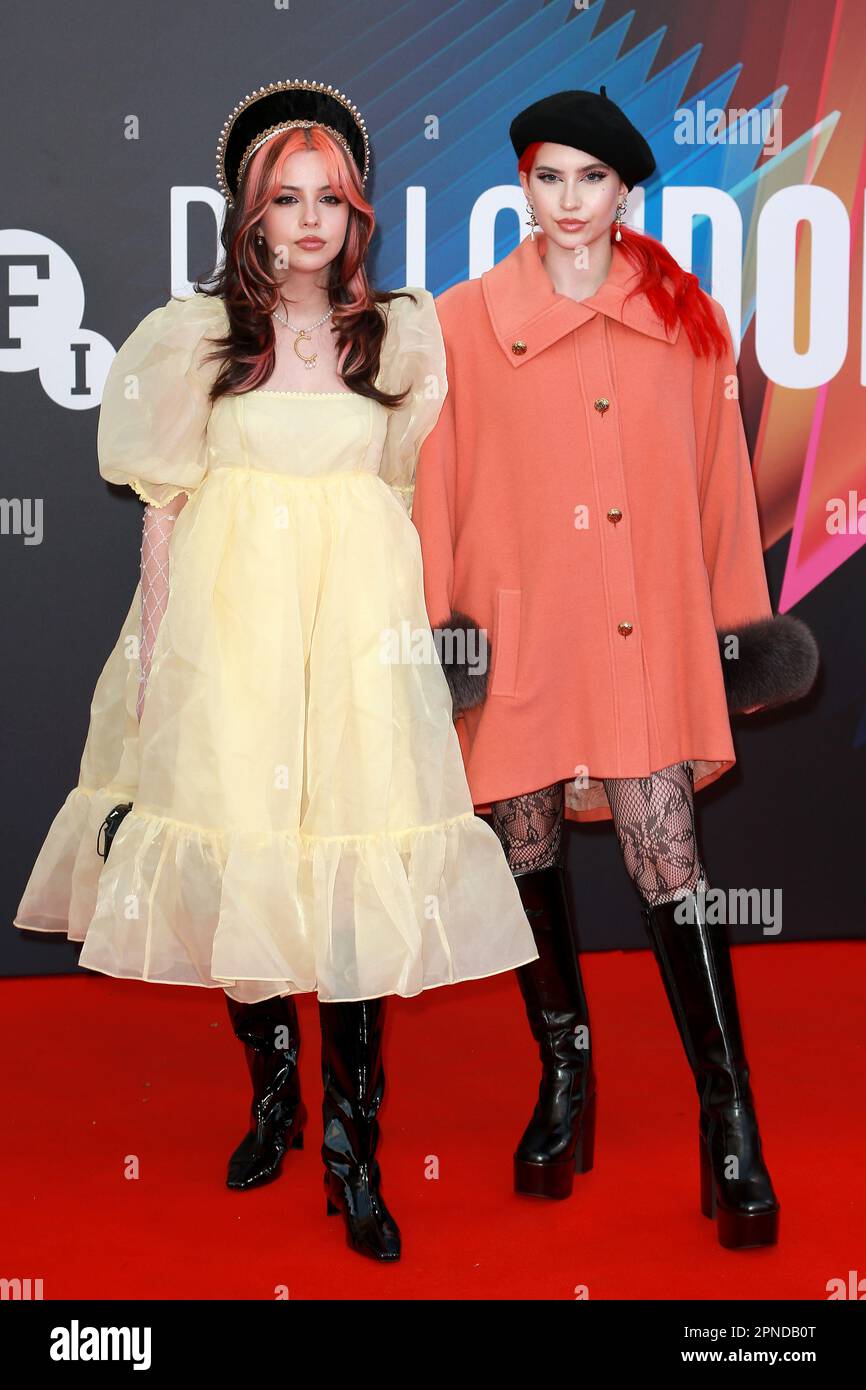 Londra, Regno Unito. 10th Ott 2021. Charlotte Roberts e Abby Roberts partecipano alla Premiere britannica "The French Dispatch" durante il BFI London Film Festival 65th presso il Royal Festival Hall di Londra. (Foto di Fred Duval/SOPA Images/Sipa USA) Credit: Sipa USA/Alamy Live News Foto Stock