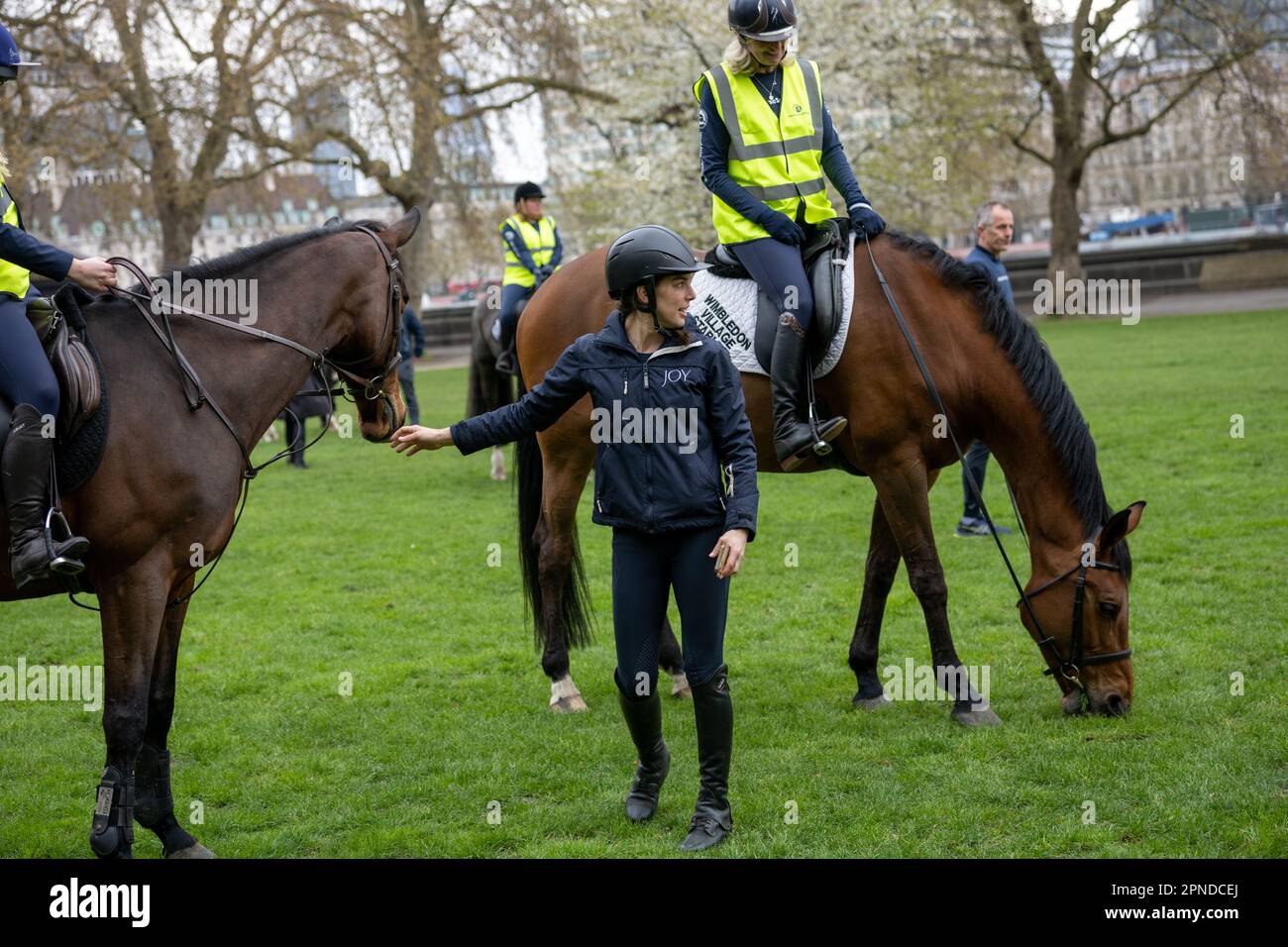 Londra, Regno Unito. 18th Apr, 2023. Dieci cavalli, con una scorta dalla polizia metropolitana montato unità sono stati guidati da volti familiari dal mondo dei cavalli e intrattenimento attraverso il cuore della città al Parlamento nel tentativo di premere per il passaggio degli animali tenuti Bill. Il giro, organizzato dalla beneficenza equestre World Horse Welfare, ha visto i cavalli e i loro cavalieri - incluso il popolare influencer equestre questo Esme e leggenda equestre Jane Holderness-Roddam - fare un giro attraverso il centro di Londra in processione, fiancheggiata da polizia montata. Credit: Ian Davidson/Alamy Live News Foto Stock