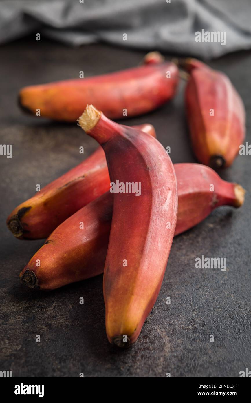 Gustose banane rosse sul tavolo nero. Foto Stock