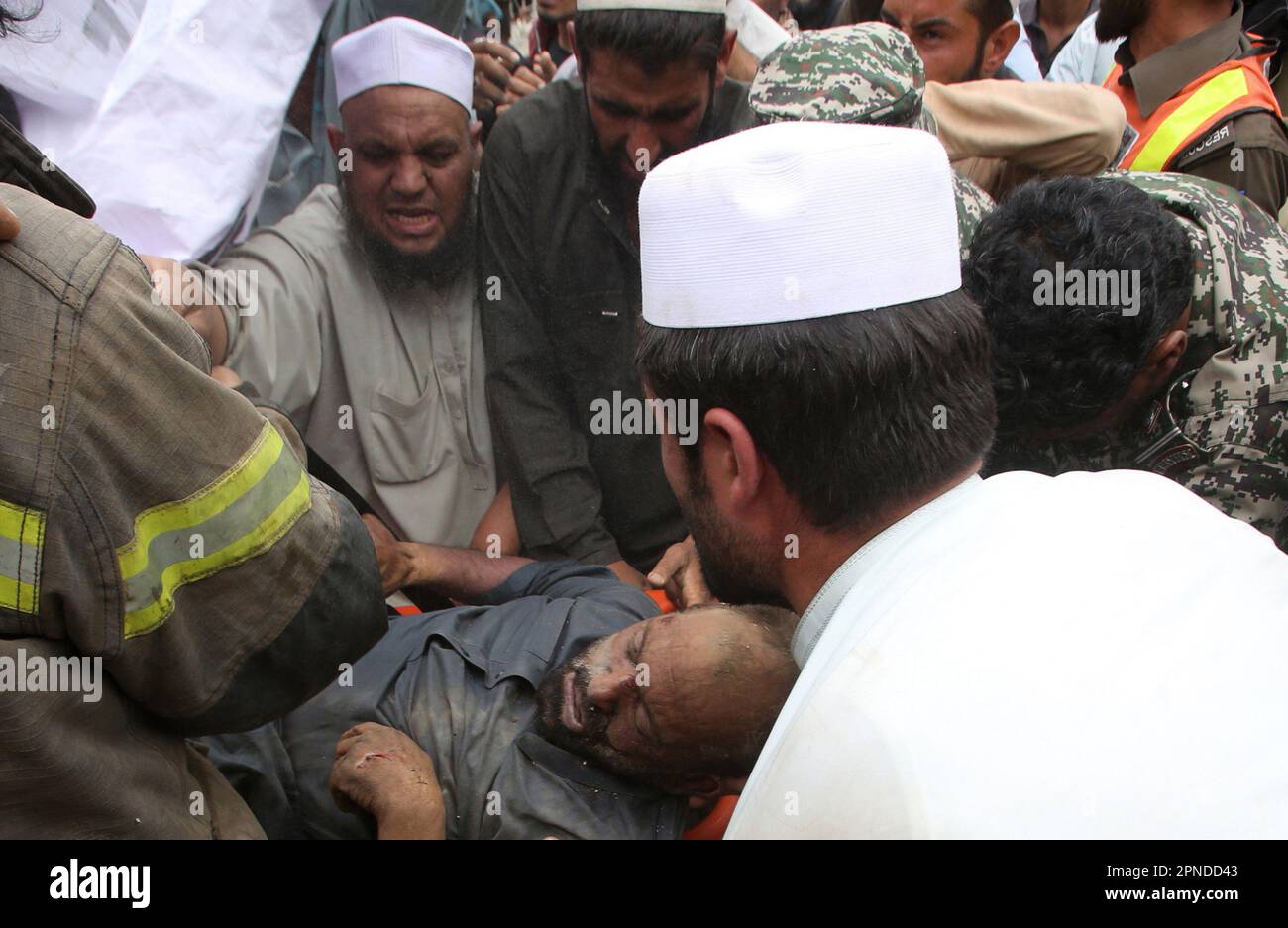 Torkham. 18th Apr, 2023. La gente scopre una vittima in un luogo di frana nella Torkham del Pakistan nordoccidentale il 18 aprile 2023. Otto persone sono state ferite e decine di altre sono scomparse sotto le macerie a seguito di una terra che scivola al confine di Torkham nella provincia nord-occidentale del Pakistan di Khyber Pakhtunkhwa martedì, fonti di soccorso ha detto. Credit: Saeed Ahmad/Xinhua/Alamy Live News Foto Stock