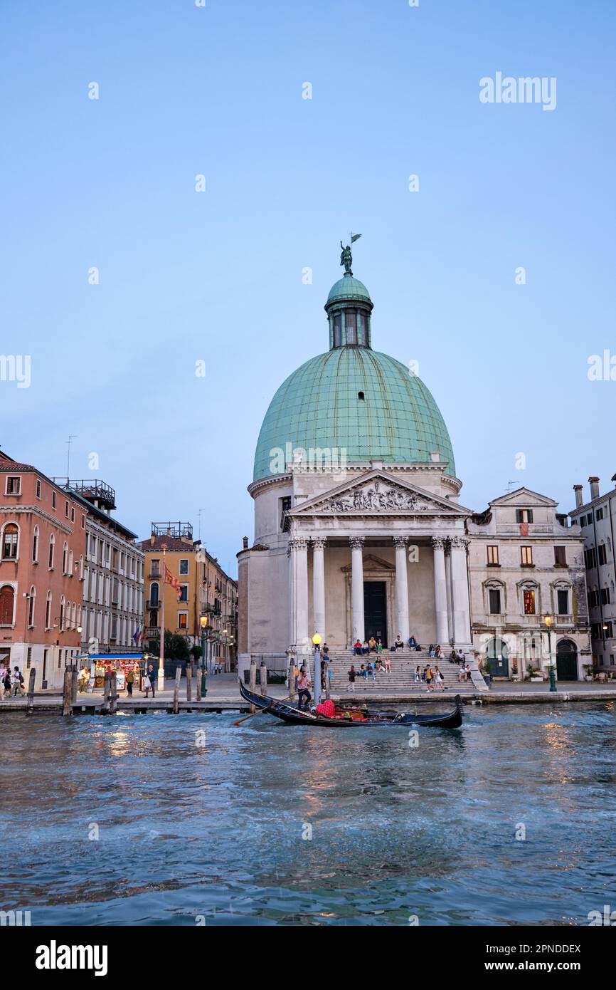 Venezia, Italia: Vista notturna luci della città di venezia grande canale con Chiesa di San Simeon piccolo, Venezia. Foto Stock