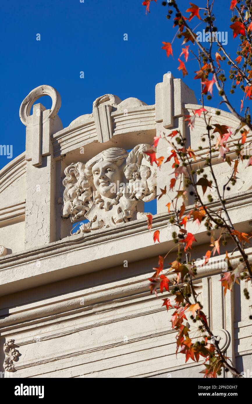 Dettaglio di un edificio in stile coloniale Art Nouveau in autunno, distretto di Palermo, Buenos Aires, Argentina. Foto Stock