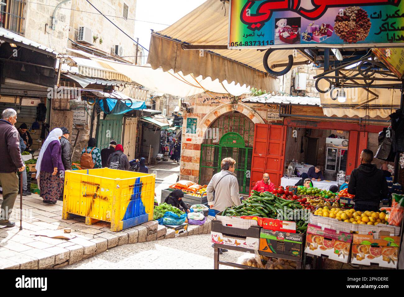 Colorato mercato scena nei souk presso la Città Vecchia a Gerusalemme Est Palestina Israele Foto Stock