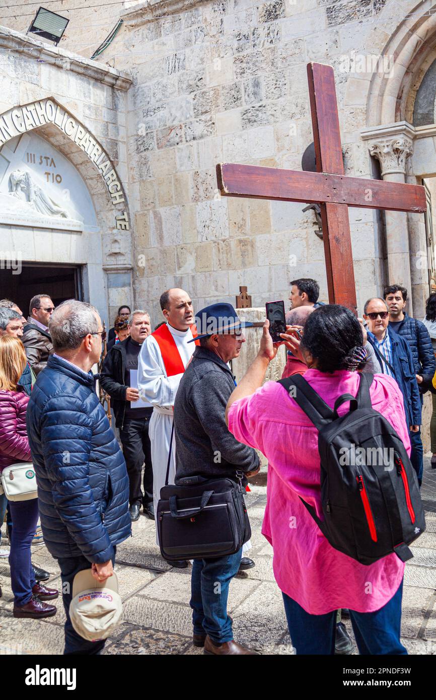 I pellegrini sfilano con un grande crocifisso di legno mentre la Pasqua si avvicina nel quartiere armeno della Città Vecchia a Gerusalemme Est Palestina Israele Foto Stock