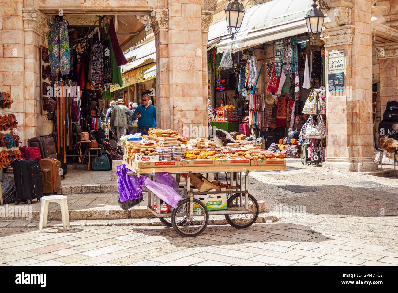 Merci in vendita su un carrello mobile nei souk intorno alla Città Vecchia a Gerusalemme Est Palestina, Israele Foto Stock