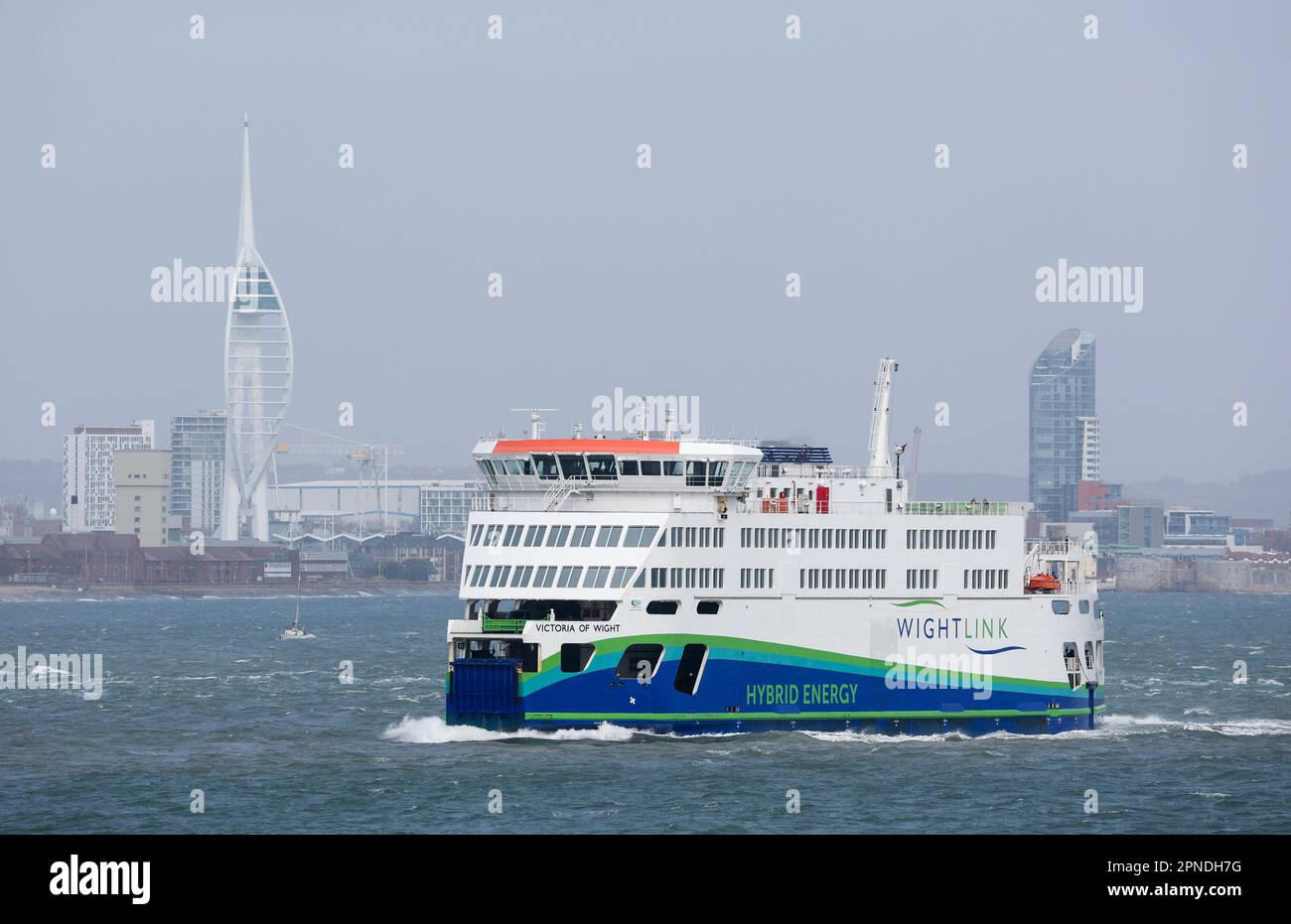 Wight link Ferry Victoria di Wight foto lasciando Portsmouth. Il traghetto utilizza l'energia ibrida rendendola più ecologica. Foto Stock