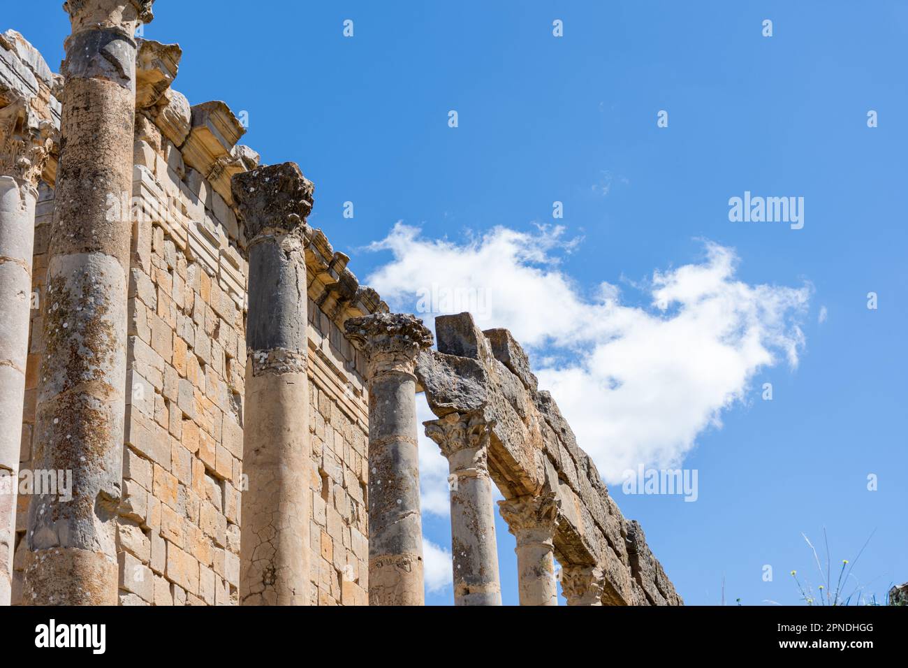Vista sulle rovine romane nell'antica città di Cuicul-Djemila. Sito patrimonio dell'umanità dell'UNESCO. Foto Stock