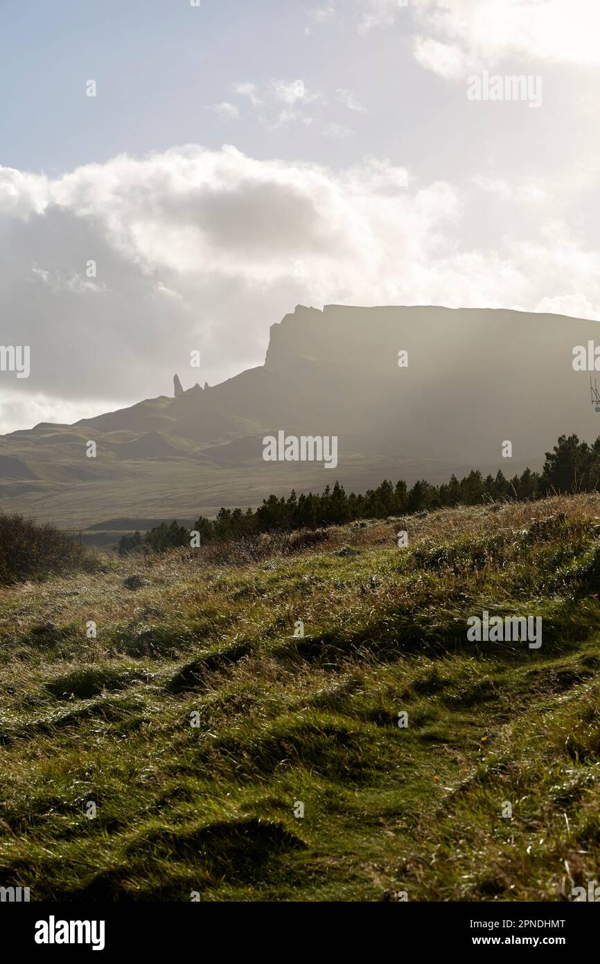 Vista di Old Man Storr da una distanza fuori dai sentieri battuti, Isola di Skye, Highlands, Scozia, Regno Unito Foto Stock