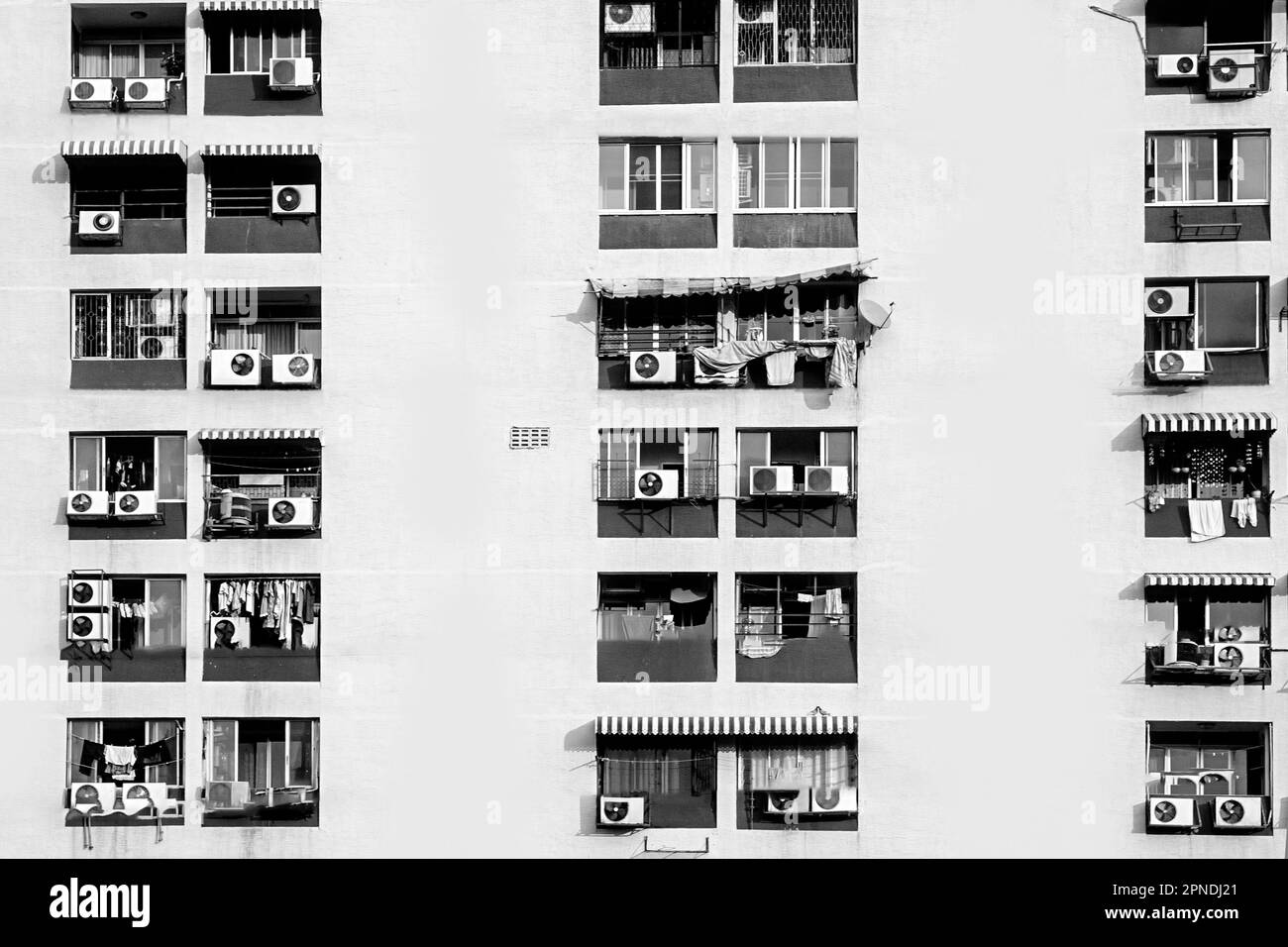 Area di housíng m² con raffreddamento esterno e identica architettura del balcone di un grattacielo multi-famiglia a Bangkok Foto Stock
