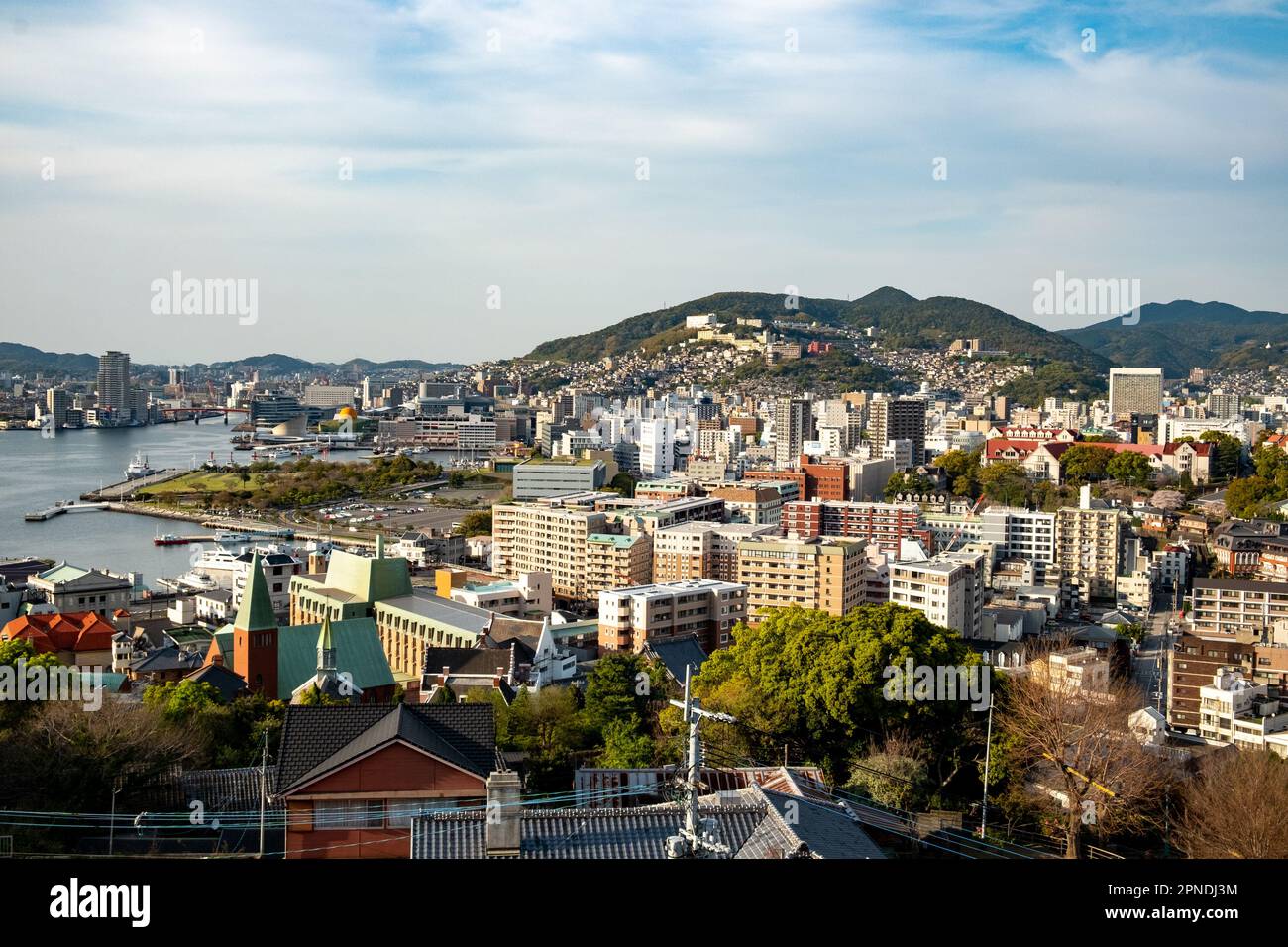 Vista dello skyline di Nagasaki con il porto visto dal giardino di Glover Foto Stock