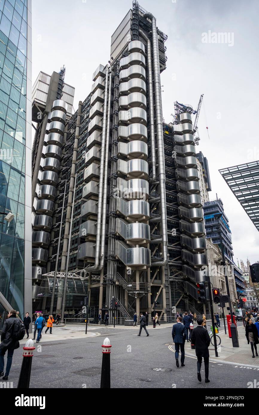 Londra, Regno Unito. 18 aprile 2023. I lavoratori della città passano davanti al Lloyds Building nella città di Londra. L'Ufficio per le statistiche nazionali (ONS) ha riferito che i guadagni medi, esclusi i bonus, sono aumentati del 6,6% nei tre mesi fino a febbraio rispetto a un anno fa. Gli economisti hanno commentato che la Banca d’Inghilterra potrebbe alzare i tassi di interesse dall’attuale livello del 4,25% quando la sua commissione per la politica monetaria si riunirà il prossimo 11 maggio per combattere l’inflazione. Credit: Stephen Chung / Alamy Live News Foto Stock