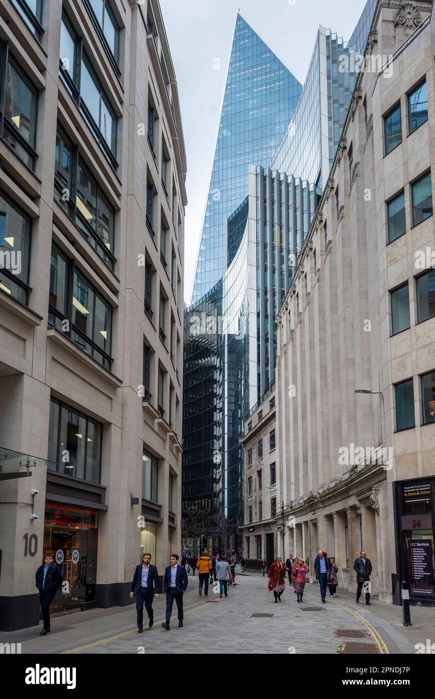 Londra, Regno Unito. 18 aprile 2023. Impiegati all'ora di pranzo nella City of London. L'Ufficio per le statistiche nazionali (ONS) ha riferito che i guadagni medi, esclusi i bonus, sono aumentati del 6,6% nei tre mesi fino a febbraio rispetto a un anno fa. Gli economisti hanno commentato che la Banca d’Inghilterra potrebbe alzare i tassi di interesse dall’attuale livello del 4,25% quando la sua commissione per la politica monetaria si riunirà il prossimo 11 maggio per combattere l’inflazione. Credit: Stephen Chung / Alamy Live News Foto Stock