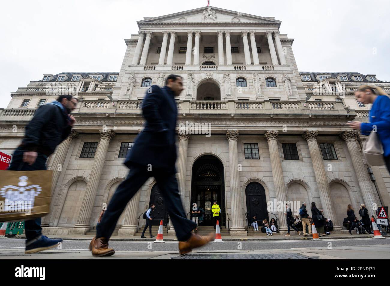 Londra, Regno Unito. 18 aprile 2023. La gente passa la Banca d'Inghilterra nella città di Londra. L'Ufficio per le statistiche nazionali (ONS) ha riferito che i guadagni medi, esclusi i bonus, sono aumentati del 6,6% nei tre mesi fino a febbraio rispetto a un anno fa. Gli economisti hanno commentato che la Banca d’Inghilterra potrebbe alzare i tassi di interesse dall’attuale livello del 4,25% quando la sua commissione per la politica monetaria si riunirà il prossimo 11 maggio per combattere l’inflazione. Credit: Stephen Chung / Alamy Live News Foto Stock