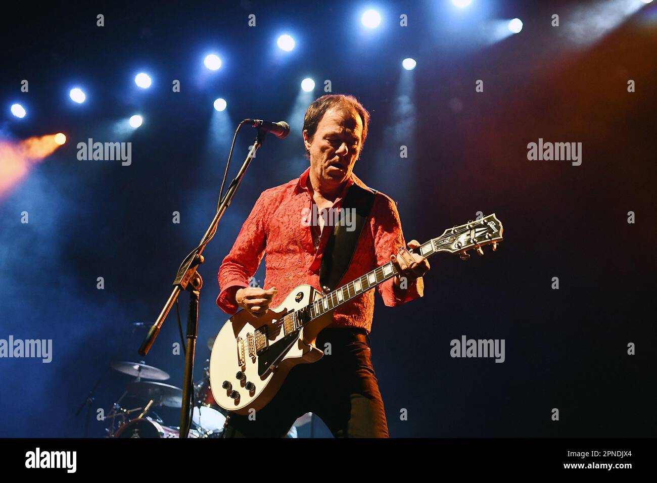 Rio de Janeiro, Brasile, 14 aprile 2023. Il chitarrista Brad Shepherd della band alternative rock australiana Hoodoo Gurus, durante uno spettacolo al Qualistage in t Foto Stock