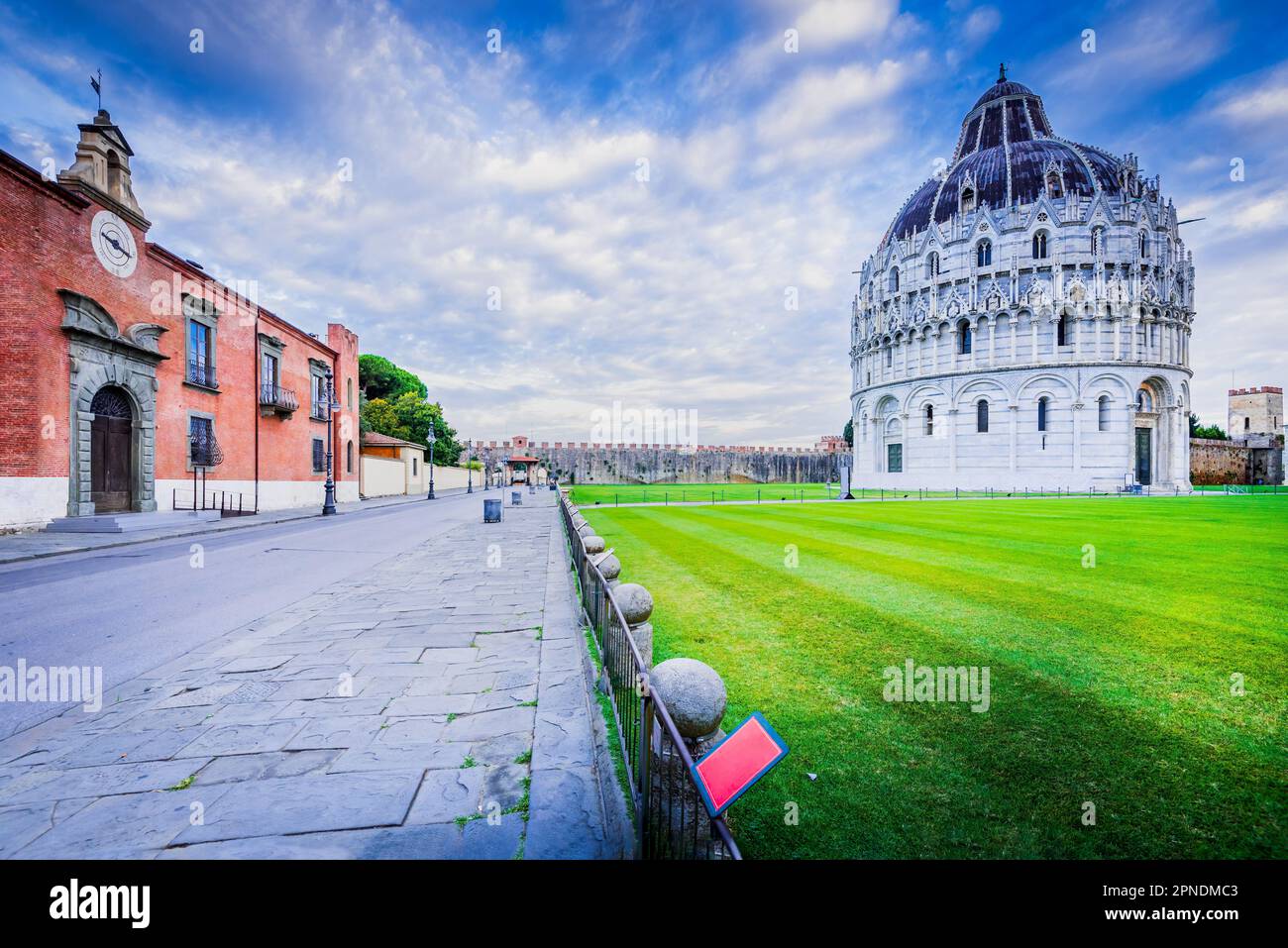 Il Battistero di Pisa è un'attrazione popolare per i turisti che visitano Pisa, Italia, è stato costruito nel 12th ° secolo con marmo bianco, costruito in circil Foto Stock