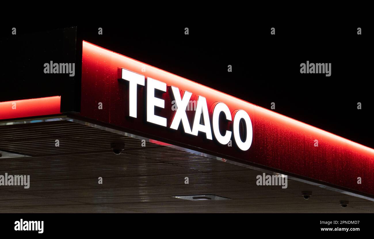 Il logo Texaco si illumina di notte sulla stazione di servizio. Foto Stock
