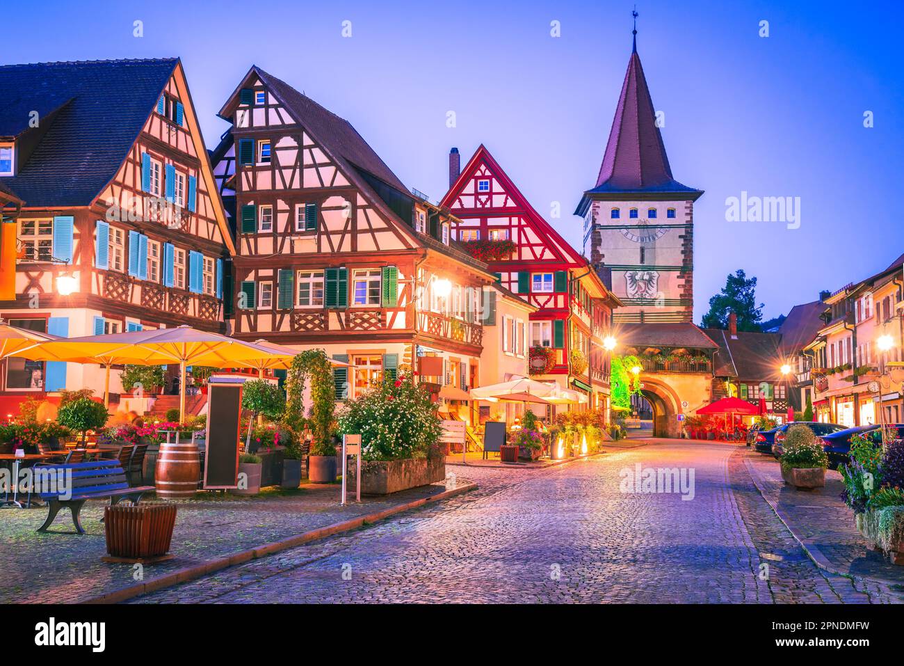 Gengenbach, Germania - piccola città famosa in Schwarzwald (Foresta Nera), terra di Baden Wurttemberg. Centro storico e porta Obertorturm. Foto Stock