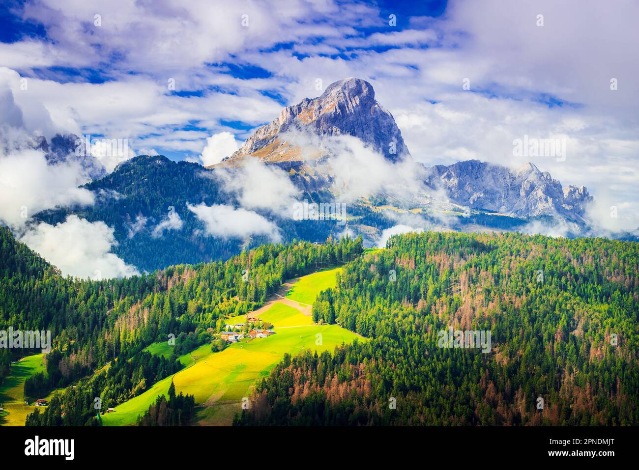 San Vigilio di Marebbe, Italia. Pittoresche Dolomiti di Bolzano, note per lo sci, le escursioni e le bellezze naturali. Foto Stock