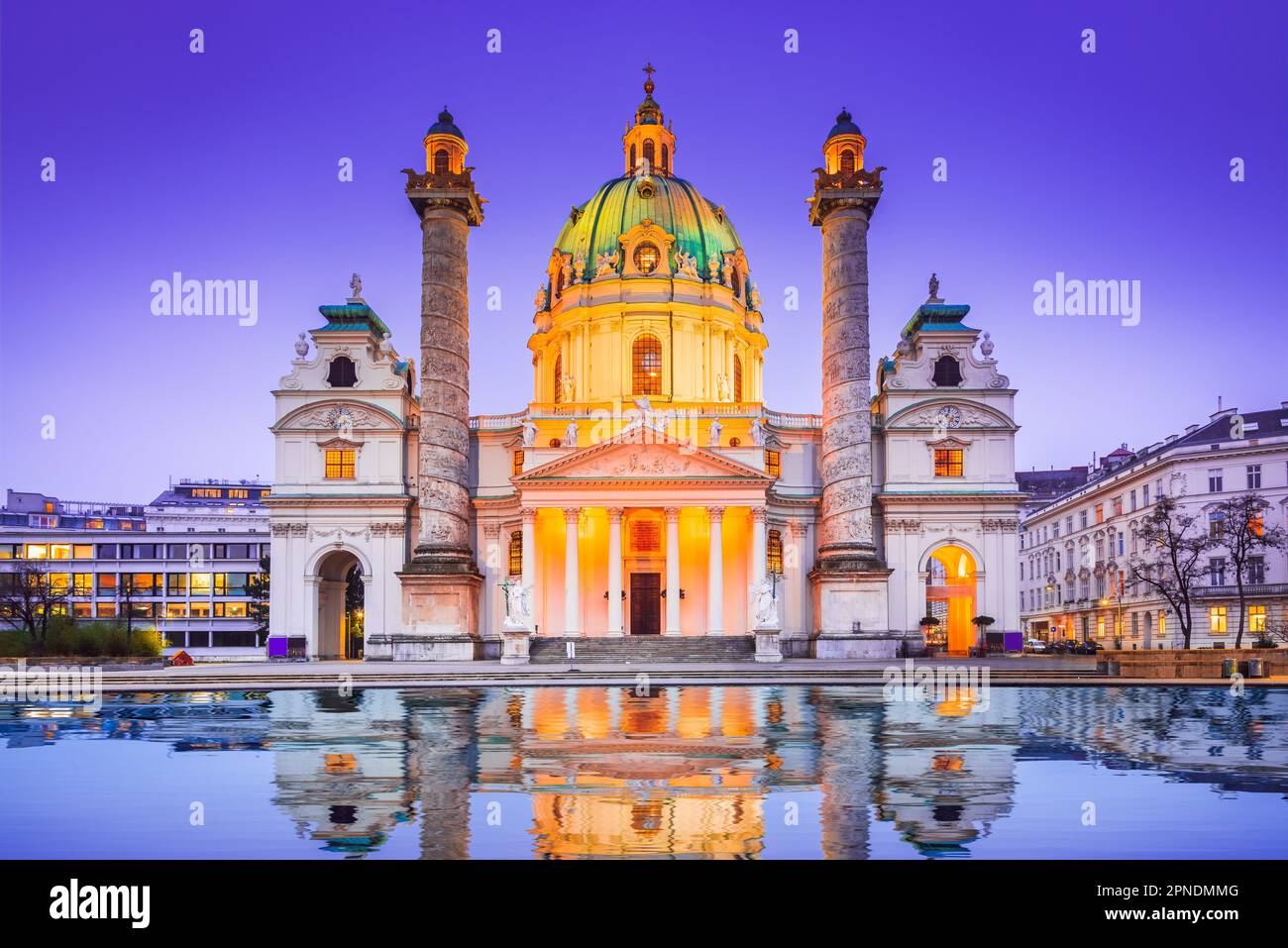 Vienna, Austria. Vista notturna della chiesa barocca di Karlskirche a Vienna. La sua impressionante cupola la rende popolare. Foto Stock