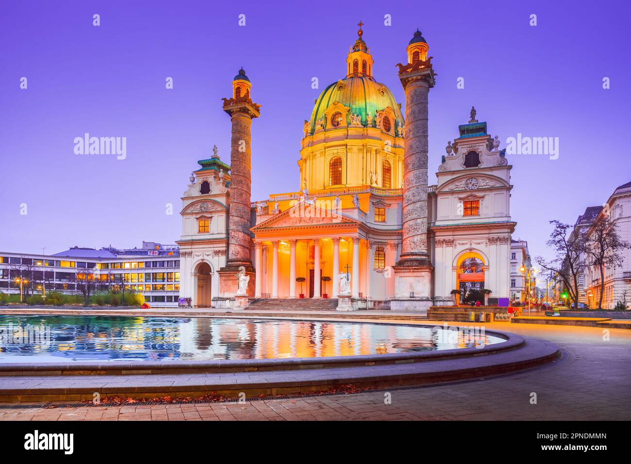 Vienna, Austria. Vista notturna della chiesa barocca di Karlskirche a Vienna. La sua impressionante cupola la rende popolare. Foto Stock