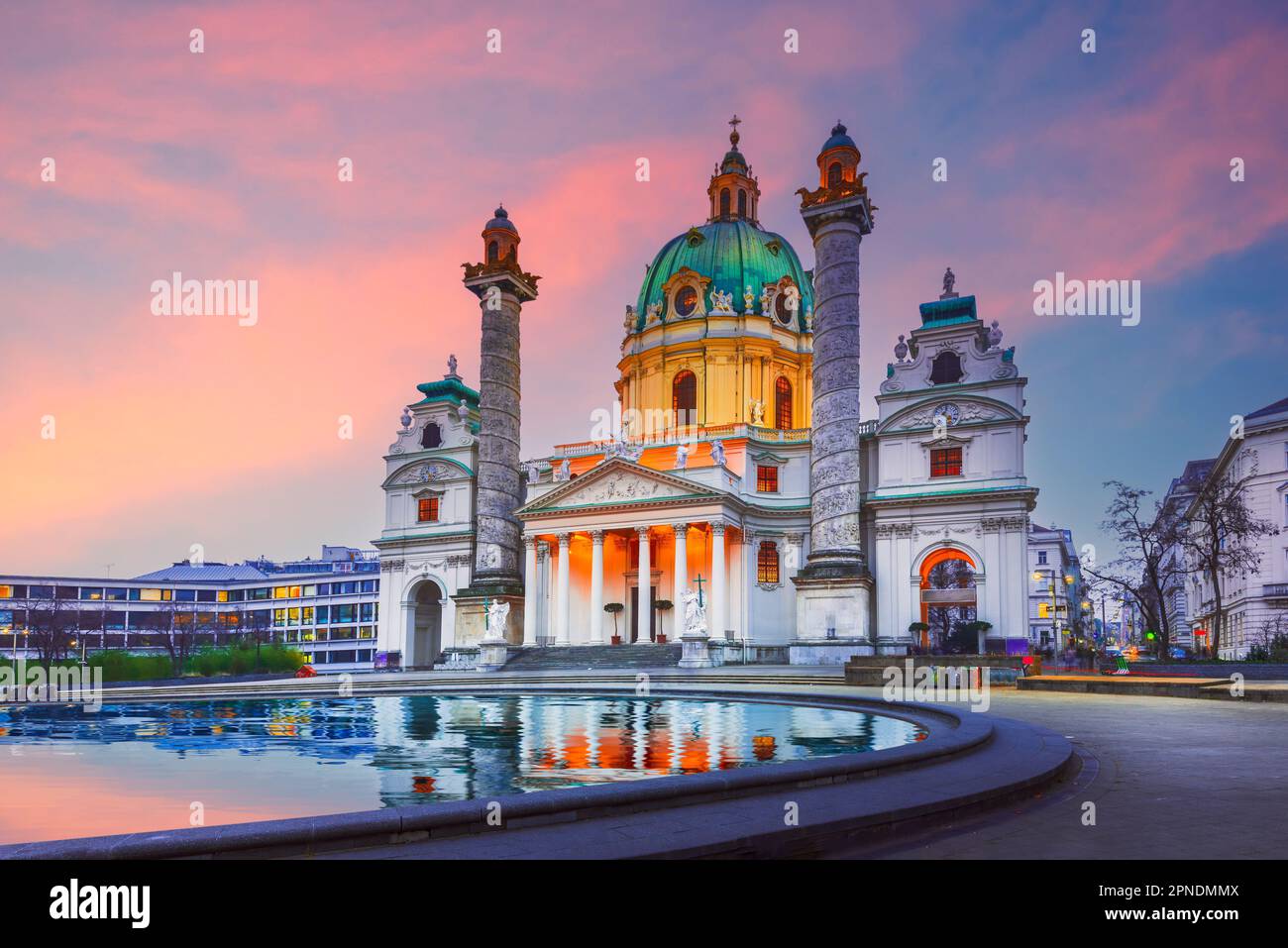 Vienna, Austria. Karlskirche è una chiesa barocca di Vienna. La sua impressionante cupola la rende popolare. Foto Stock