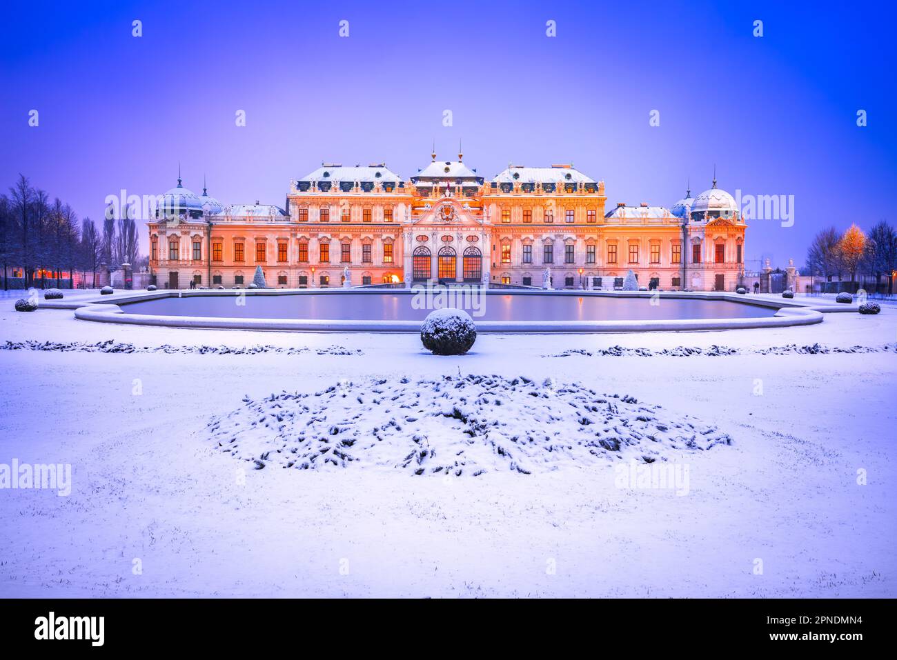 Vienna, Austria. L'iconico Palazzo Belvedere di Wien, un capolavoro di architettura barocca, sorge in alto tra una tempesta di neve invernale. Foto Stock